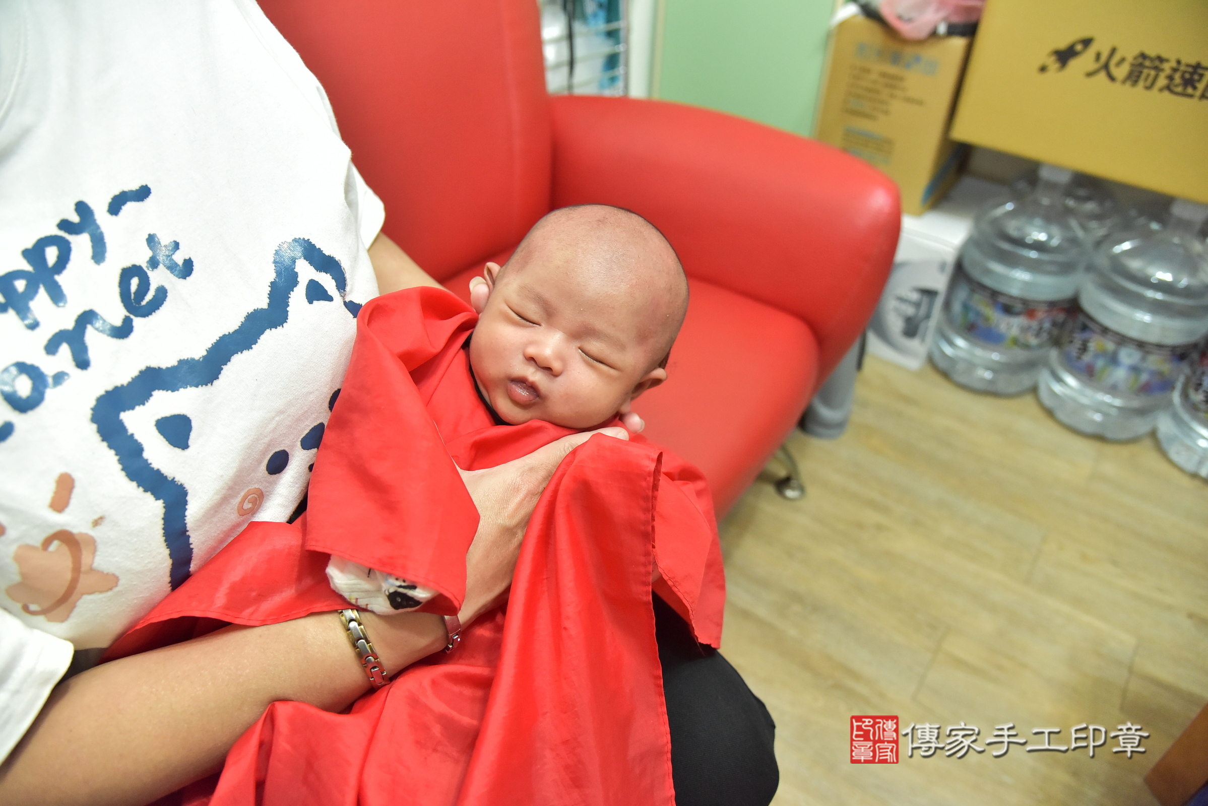 瑒瑒寶寶(新北市中和區到府嬰兒瑒瑒寶寶滿月剃頭理髮、到府嬰兒剃胎毛儀式吉祥話)。到府剃頭剃胎毛主持、專業拍照、證書。★購買「臍帶章、肚臍章、胎毛筆刷印章」贈送：剃頭、收涎、抓周，三選一。2024.12.13，照片14