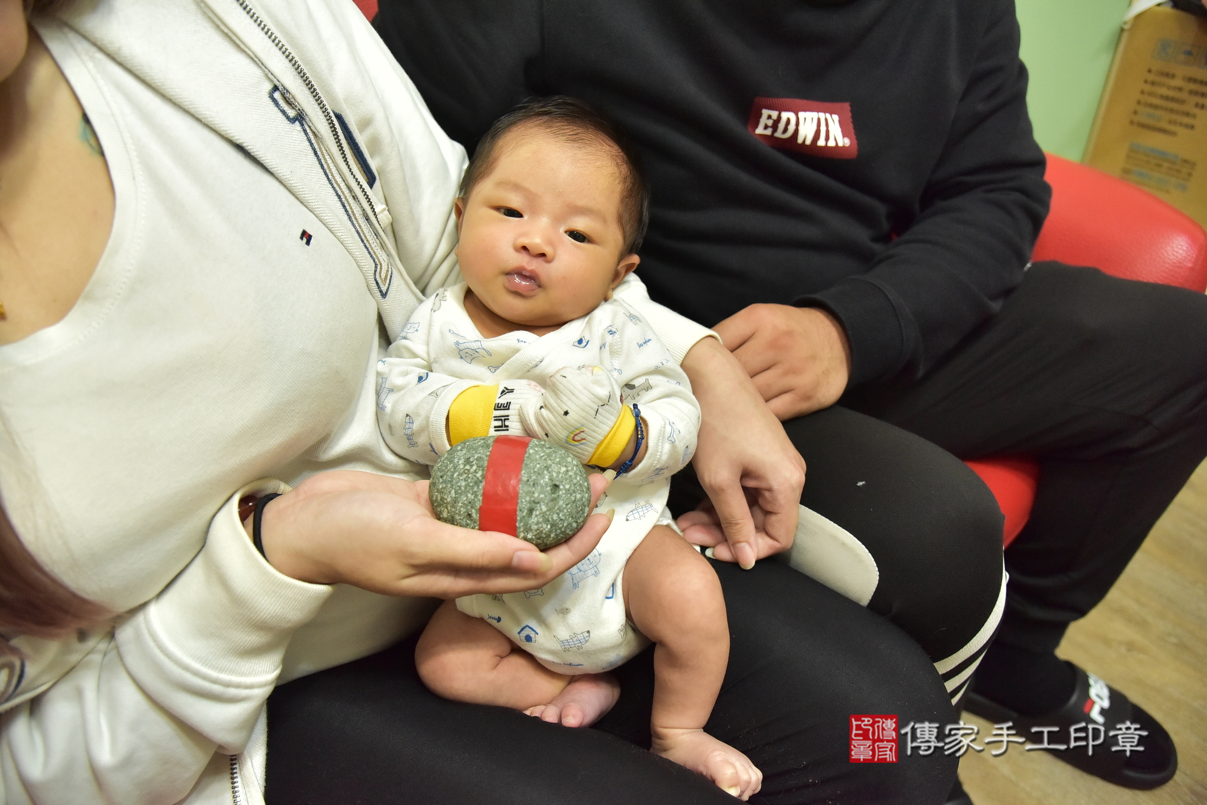 瑒瑒寶寶(新北市中和區到府嬰兒瑒瑒寶寶滿月剃頭理髮、到府嬰兒剃胎毛儀式吉祥話)。到府剃頭剃胎毛主持、專業拍照、證書。★購買「臍帶章、肚臍章、胎毛筆刷印章」贈送：剃頭、收涎、抓周，三選一。2024.12.13，照片12