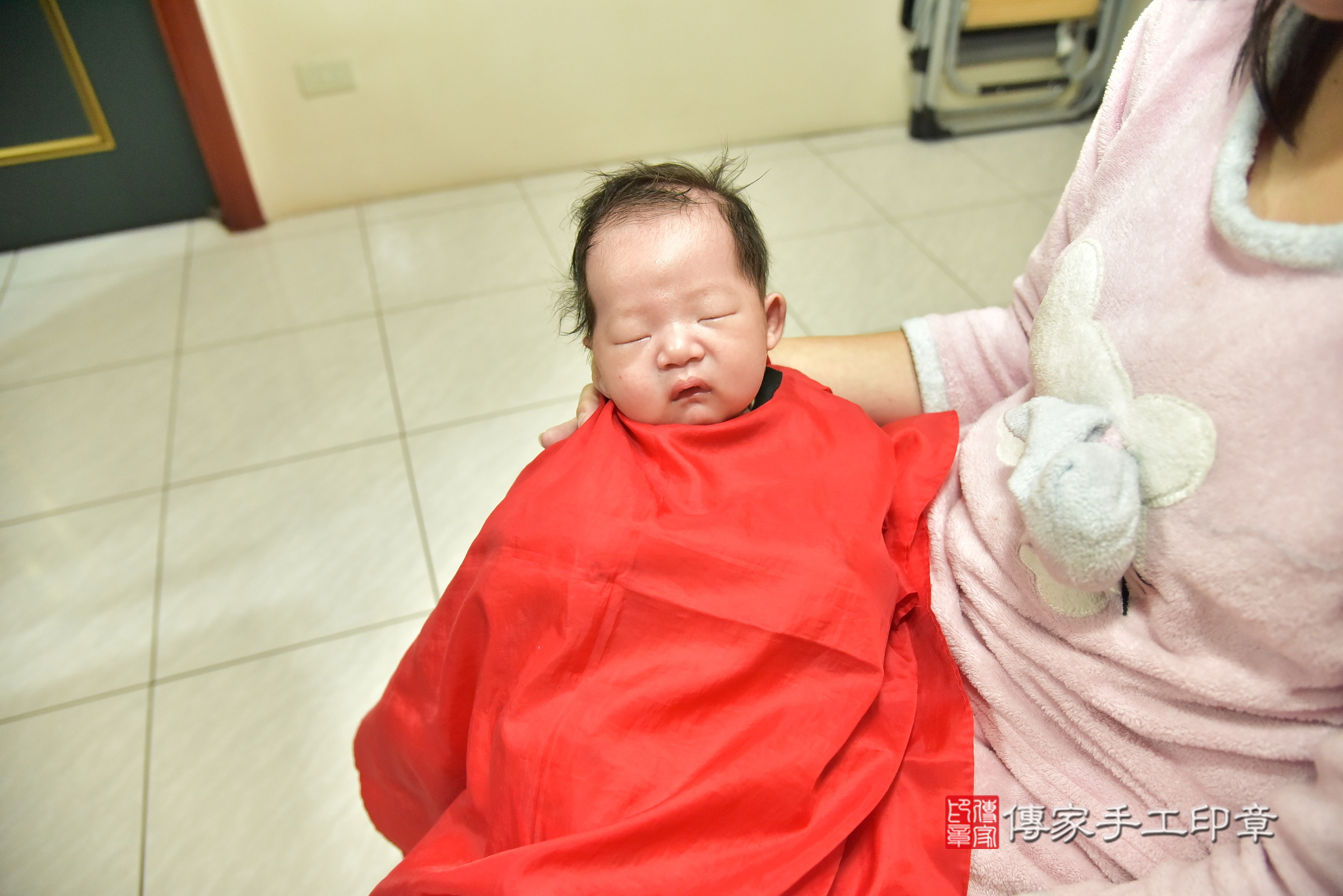 皓皓寶寶(新北市樹林區到府嬰兒皓皓寶寶滿月剃頭理髮、到府嬰兒剃胎毛儀式吉祥話)。到府剃頭剃胎毛主持、專業拍照、證書。★購買「臍帶章、肚臍章、胎毛筆刷印章」贈送：剃頭、收涎、抓周，三選一。2024.12.14，照片11