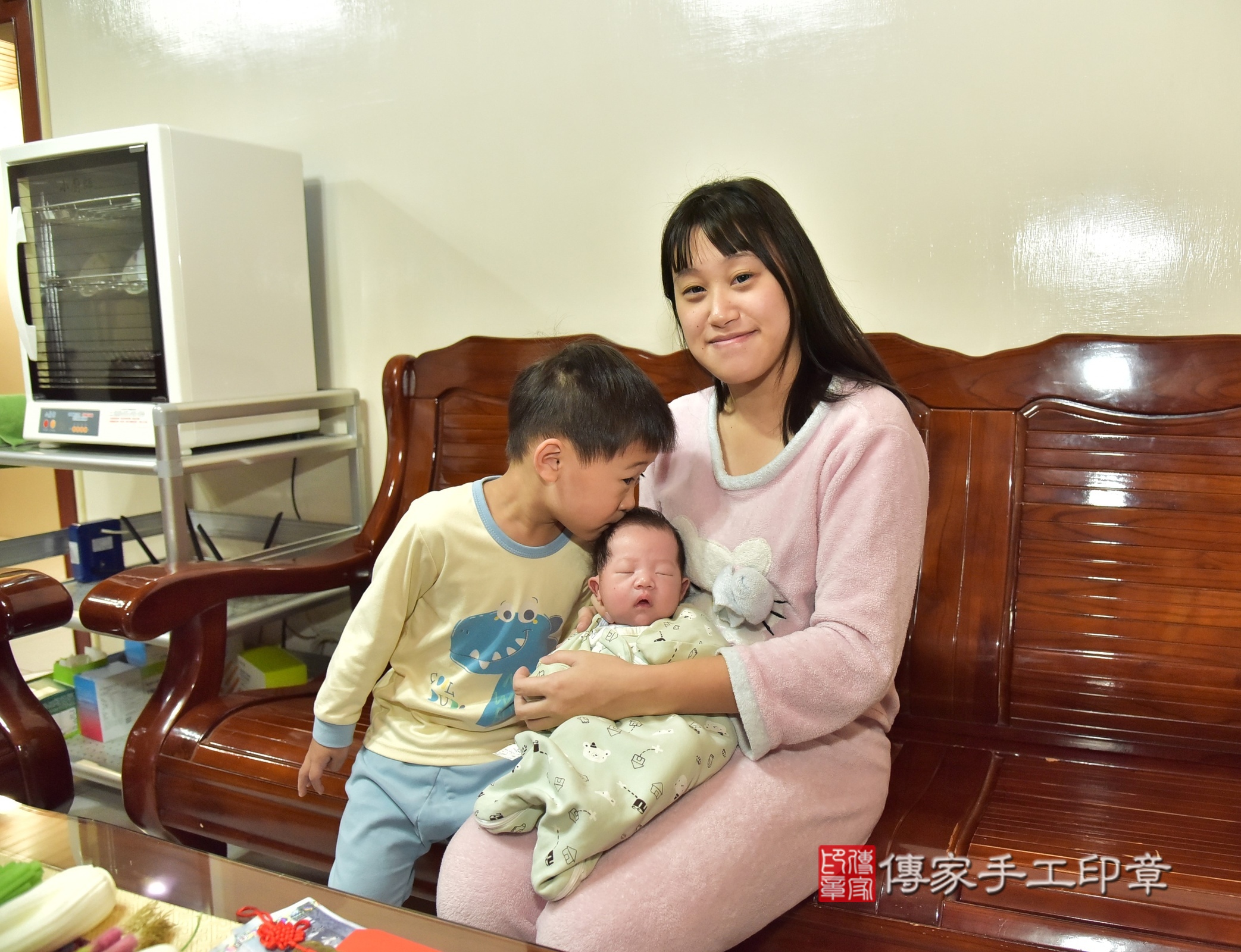 皓皓寶寶(新北市樹林區到府嬰兒皓皓寶寶滿月剃頭理髮、到府嬰兒剃胎毛儀式吉祥話)。到府剃頭剃胎毛主持、專業拍照、證書。★購買「臍帶章、肚臍章、胎毛筆刷印章」贈送：剃頭、收涎、抓周，三選一。2024.12.14，照片3