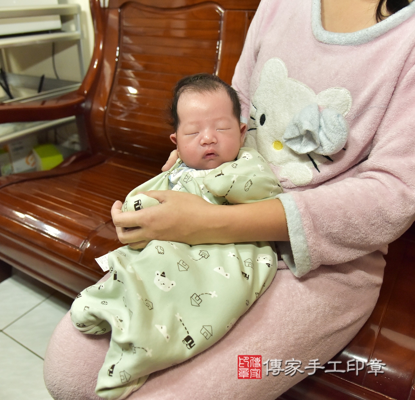 皓皓寶寶(新北市樹林區到府嬰兒皓皓寶寶滿月剃頭理髮、到府嬰兒剃胎毛儀式吉祥話)。到府剃頭剃胎毛主持、專業拍照、證書。★購買「臍帶章、肚臍章、胎毛筆刷印章」贈送：剃頭、收涎、抓周，三選一。2024.12.14，照片2