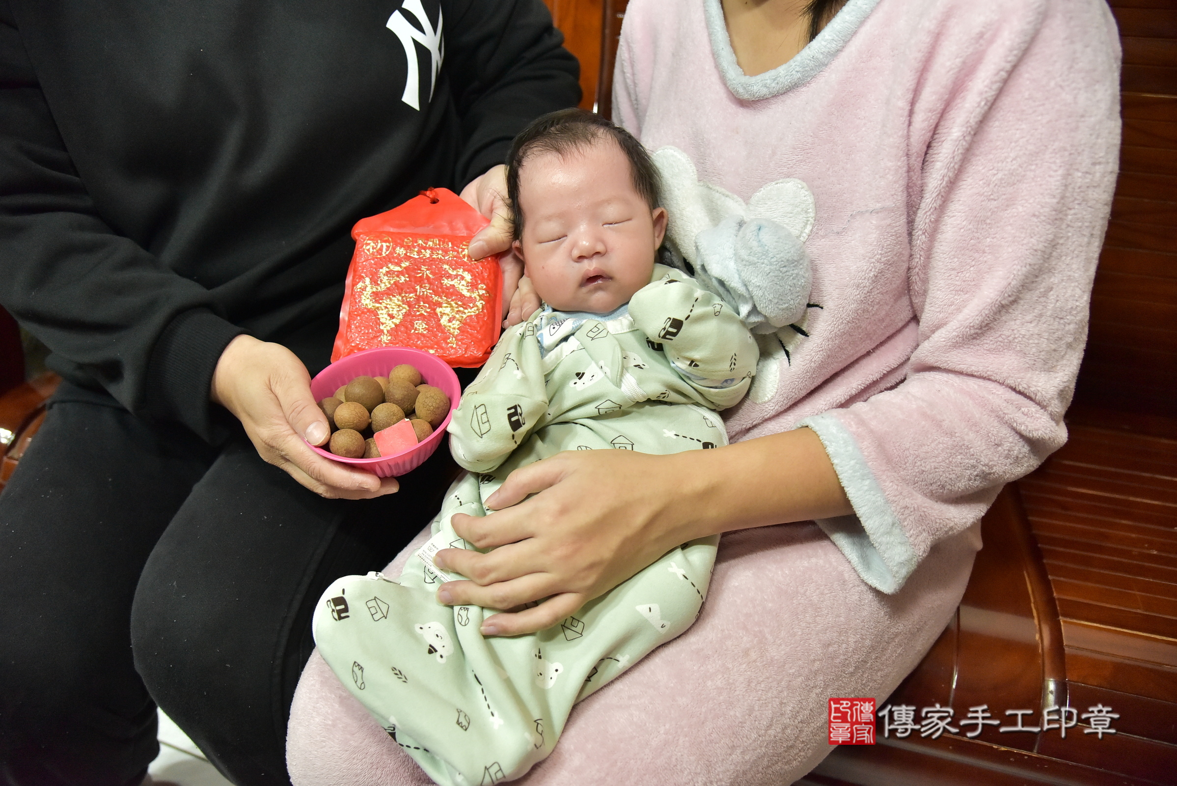 皓皓寶寶(新北市樹林區到府嬰兒皓皓寶寶滿月剃頭理髮、到府嬰兒剃胎毛儀式吉祥話)。到府剃頭剃胎毛主持、專業拍照、證書。★購買「臍帶章、肚臍章、胎毛筆刷印章」贈送：剃頭、收涎、抓周，三選一。2024.12.14，照片9