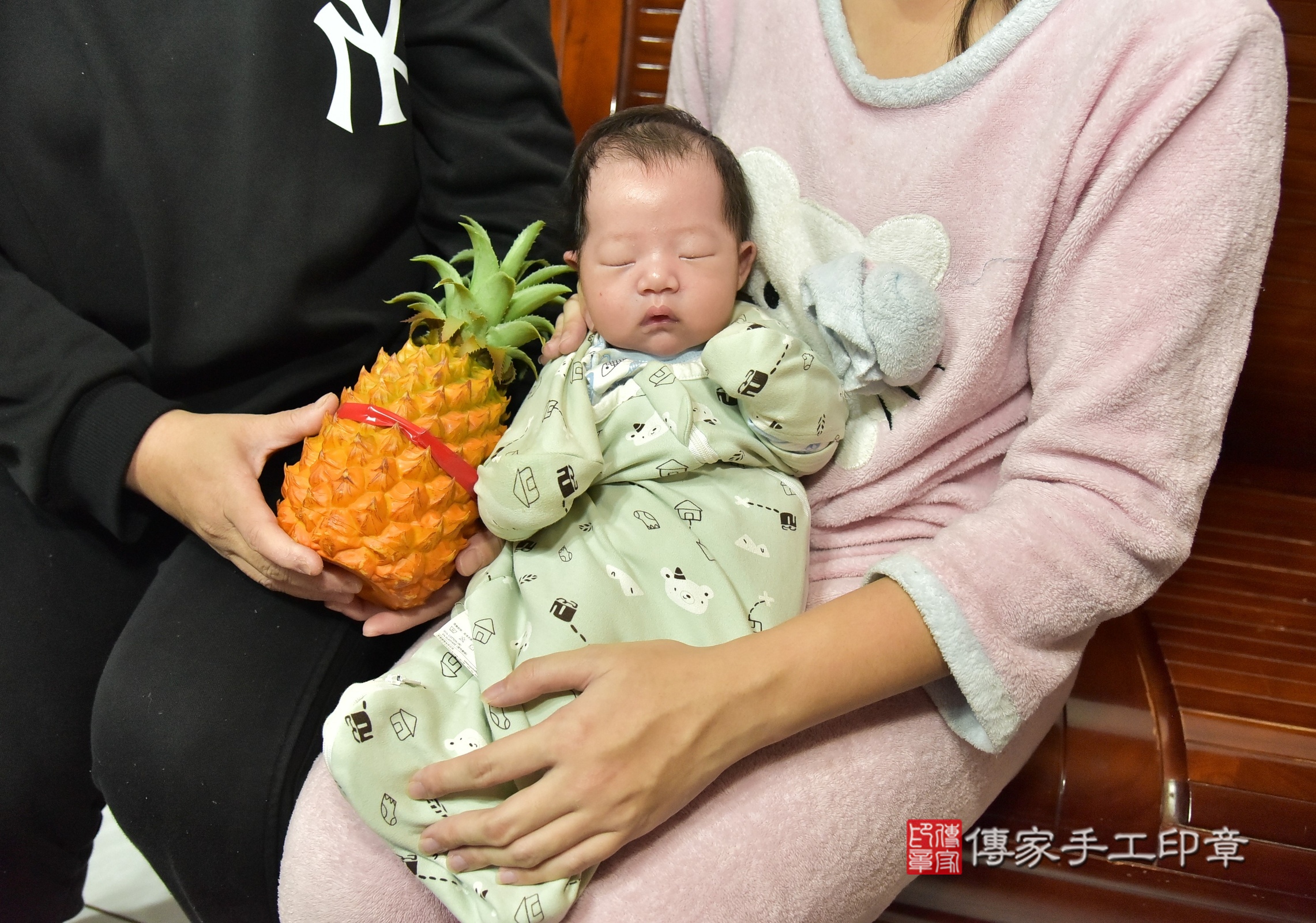 皓皓寶寶(新北市樹林區到府嬰兒皓皓寶寶滿月剃頭理髮、到府嬰兒剃胎毛儀式吉祥話)。到府剃頭剃胎毛主持、專業拍照、證書。★購買「臍帶章、肚臍章、胎毛筆刷印章」贈送：剃頭、收涎、抓周，三選一。2024.12.14，照片6