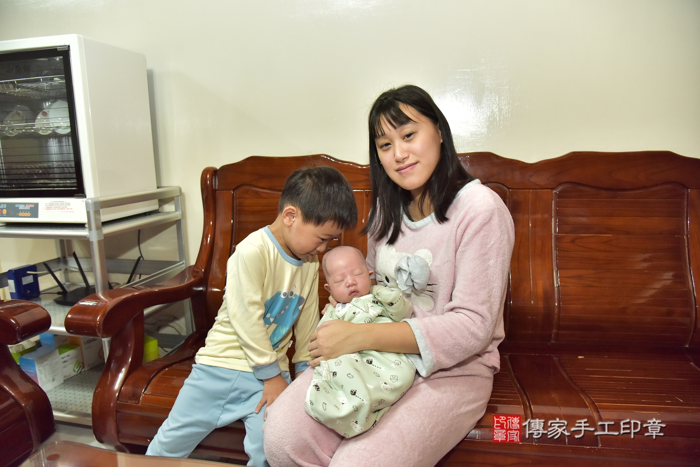 皓皓寶寶(新北市樹林區到府嬰兒皓皓寶寶滿月剃頭理髮、到府嬰兒剃胎毛儀式吉祥話)。到府剃頭剃胎毛主持、專業拍照、證書。★購買「臍帶章、肚臍章、胎毛筆刷印章」贈送：剃頭、收涎、抓周，三選一。2024.12.14，照片13