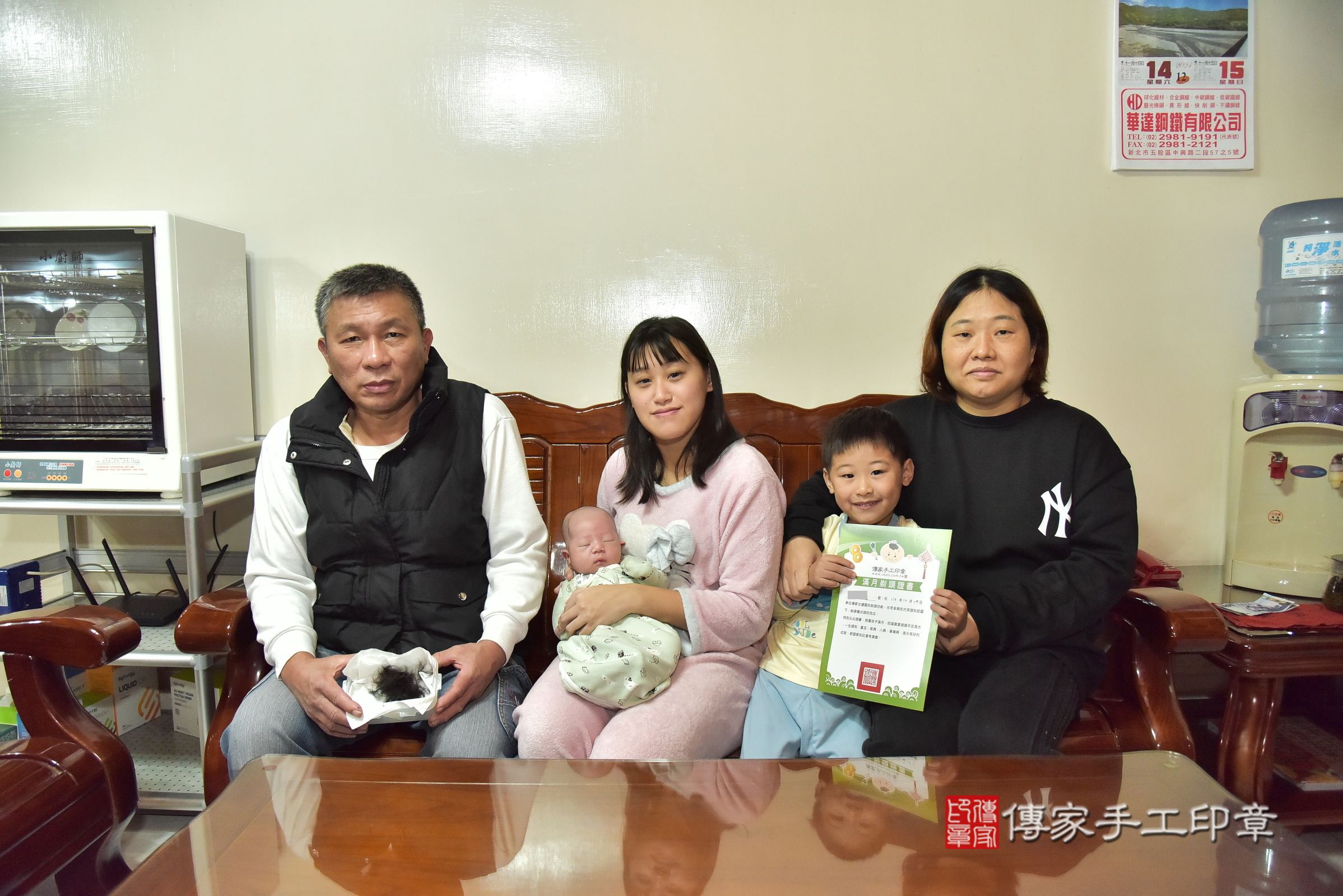 皓皓寶寶(新北市樹林區到府嬰兒皓皓寶寶滿月剃頭理髮、到府嬰兒剃胎毛儀式吉祥話)。到府剃頭剃胎毛主持、專業拍照、證書。★購買「臍帶章、肚臍章、胎毛筆刷印章」贈送：剃頭、收涎、抓周，三選一。2024.12.14，照片14