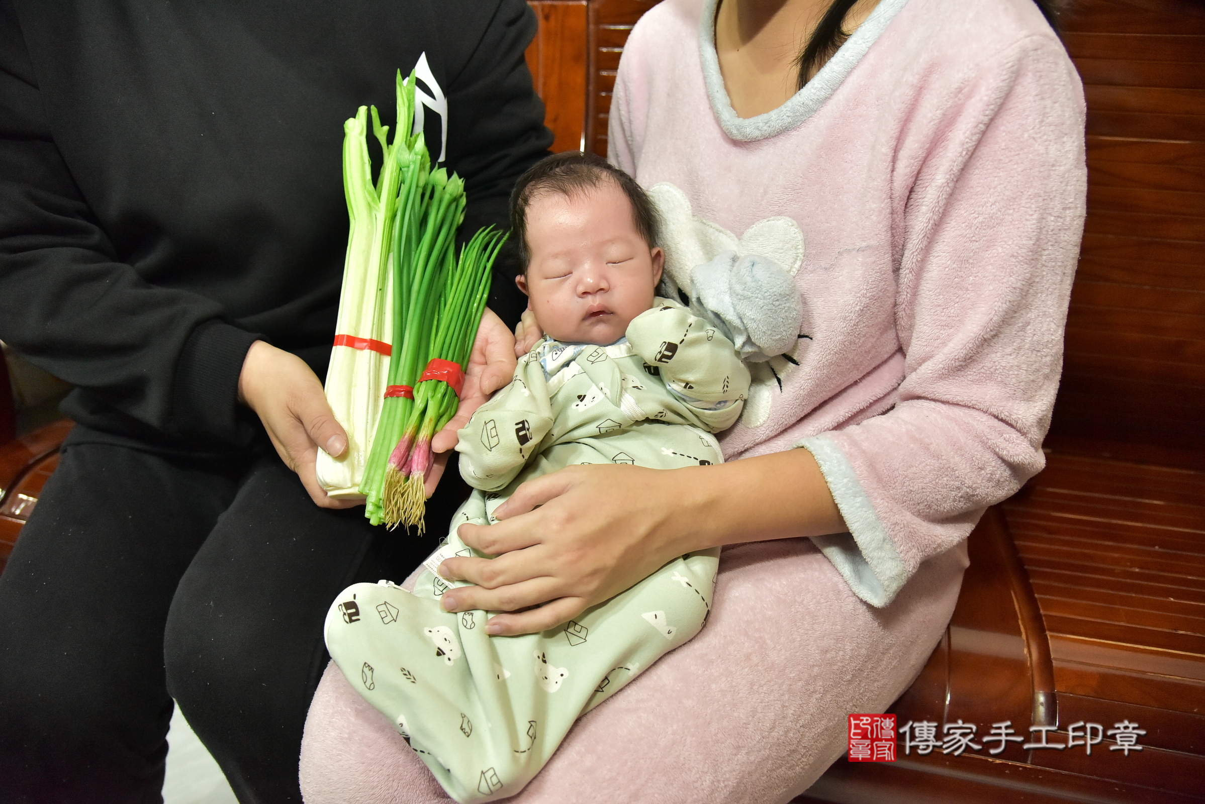 皓皓寶寶(新北市樹林區到府嬰兒皓皓寶寶滿月剃頭理髮、到府嬰兒剃胎毛儀式吉祥話)。到府剃頭剃胎毛主持、專業拍照、證書。★購買「臍帶章、肚臍章、胎毛筆刷印章」贈送：剃頭、收涎、抓周，三選一。2024.12.14，照片8