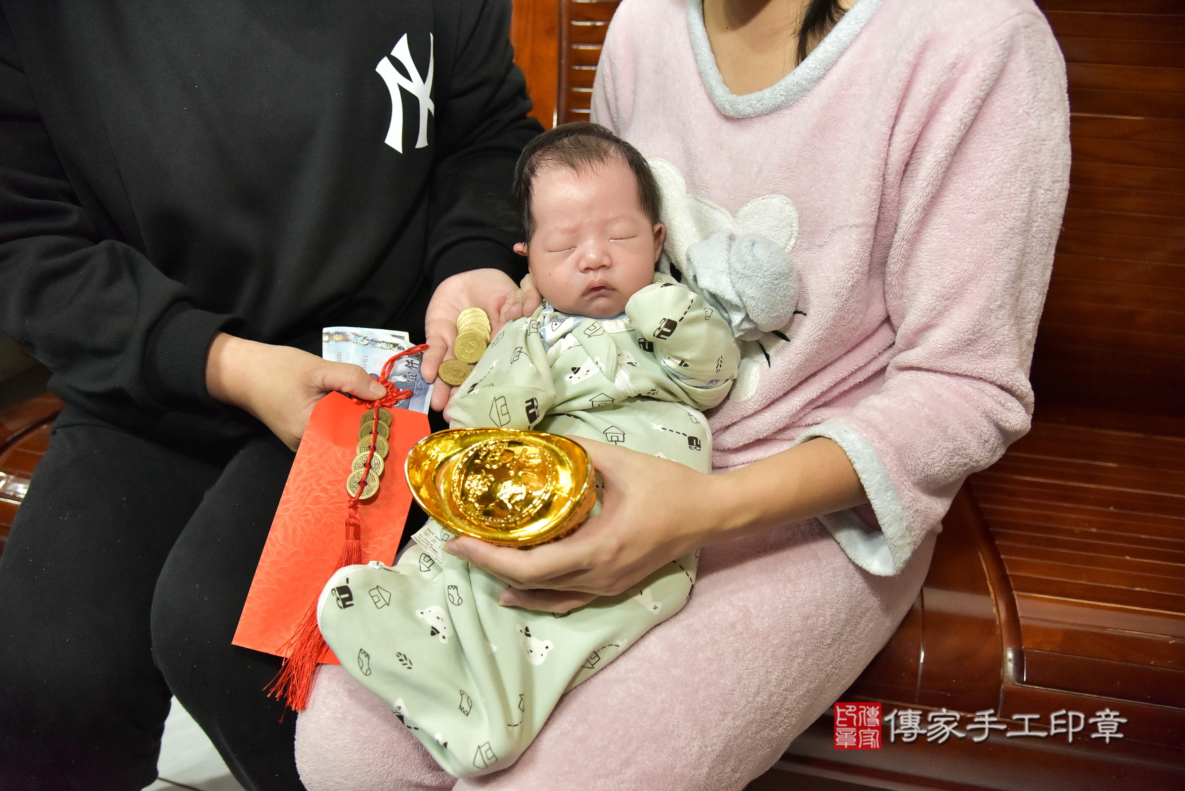 皓皓寶寶(新北市樹林區到府嬰兒皓皓寶寶滿月剃頭理髮、到府嬰兒剃胎毛儀式吉祥話)。到府剃頭剃胎毛主持、專業拍照、證書。★購買「臍帶章、肚臍章、胎毛筆刷印章」贈送：剃頭、收涎、抓周，三選一。2024.12.14，照片7