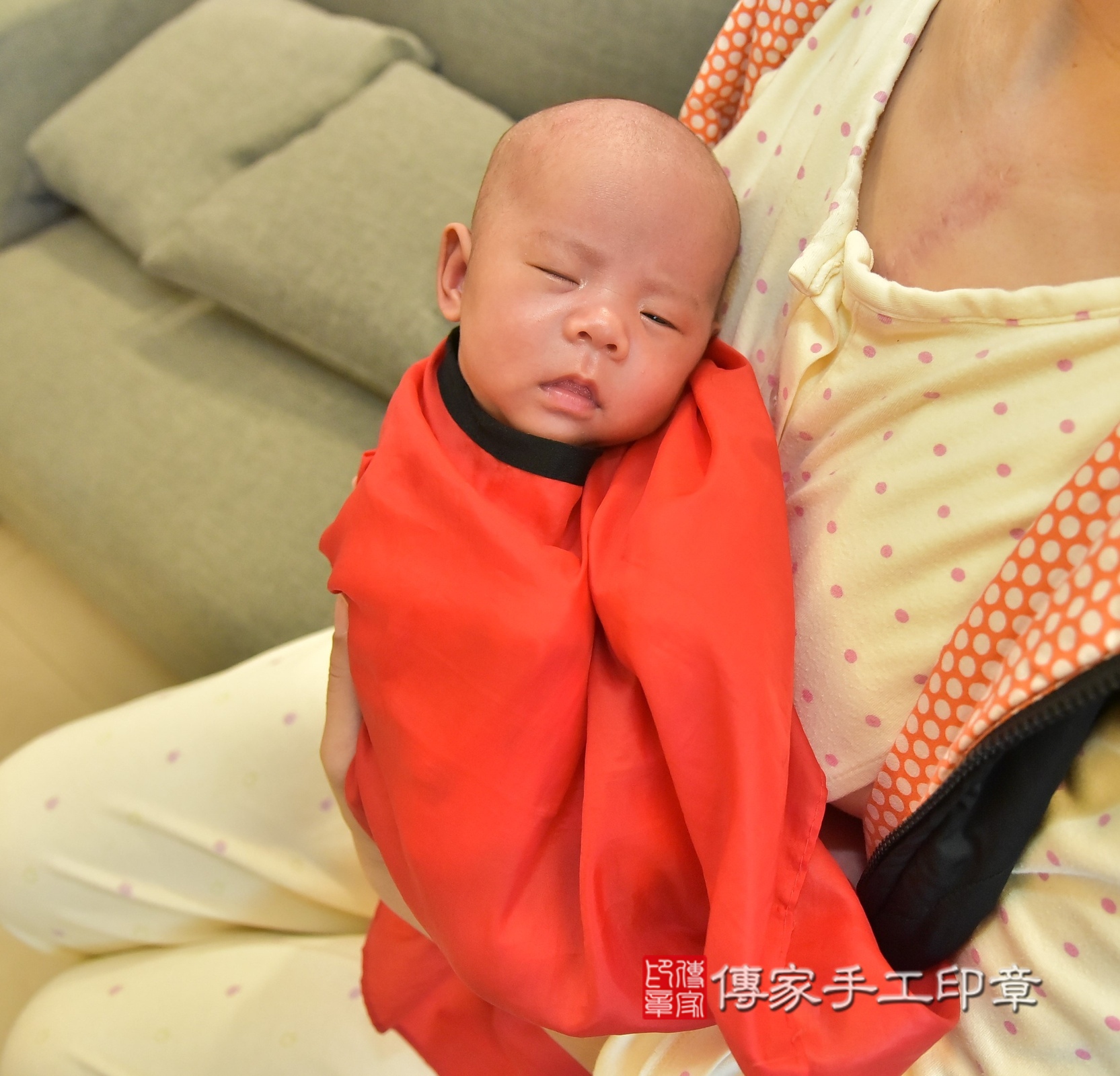 小妤寶寶(台北市士林區到府嬰兒小妤寶寶滿月剃頭理髮、到府嬰兒剃胎毛儀式吉祥話)。到府剃頭剃胎毛主持、專業拍照、證書。★購買「臍帶章、肚臍章、胎毛筆刷印章」贈送：剃頭、收涎、抓周，三選一。2024.12.14，照片13