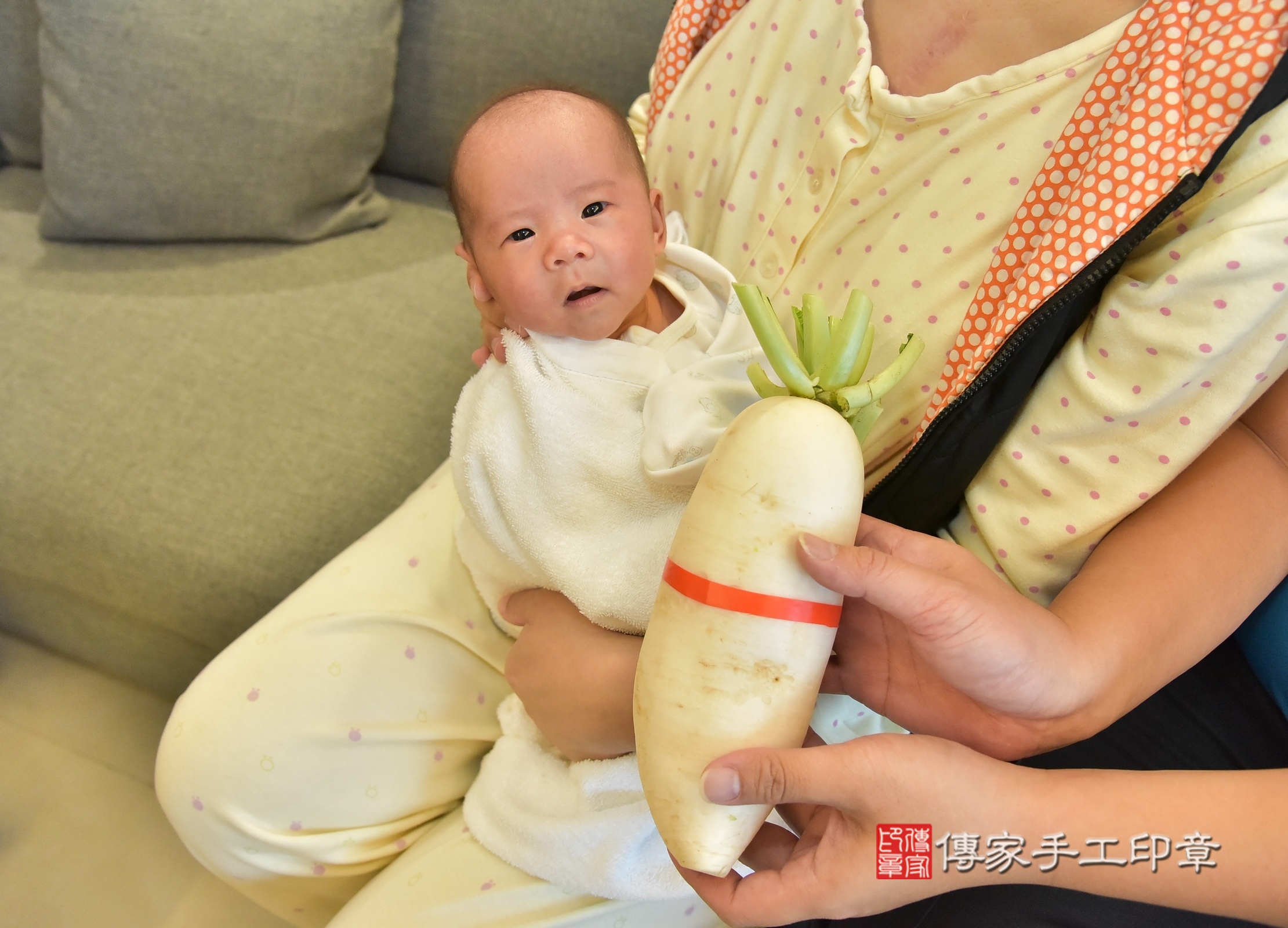 小妤寶寶(台北市士林區到府嬰兒小妤寶寶滿月剃頭理髮、到府嬰兒剃胎毛儀式吉祥話)。到府剃頭剃胎毛主持、專業拍照、證書。★購買「臍帶章、肚臍章、胎毛筆刷印章」贈送：剃頭、收涎、抓周，三選一。2024.12.14，照片11
