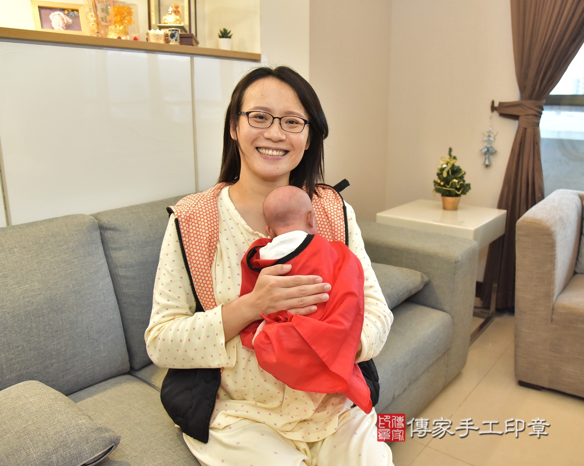小妤寶寶(台北市士林區到府嬰兒小妤寶寶滿月剃頭理髮、到府嬰兒剃胎毛儀式吉祥話)。到府剃頭剃胎毛主持、專業拍照、證書。★購買「臍帶章、肚臍章、胎毛筆刷印章」贈送：剃頭、收涎、抓周，三選一。2024.12.14，照片14