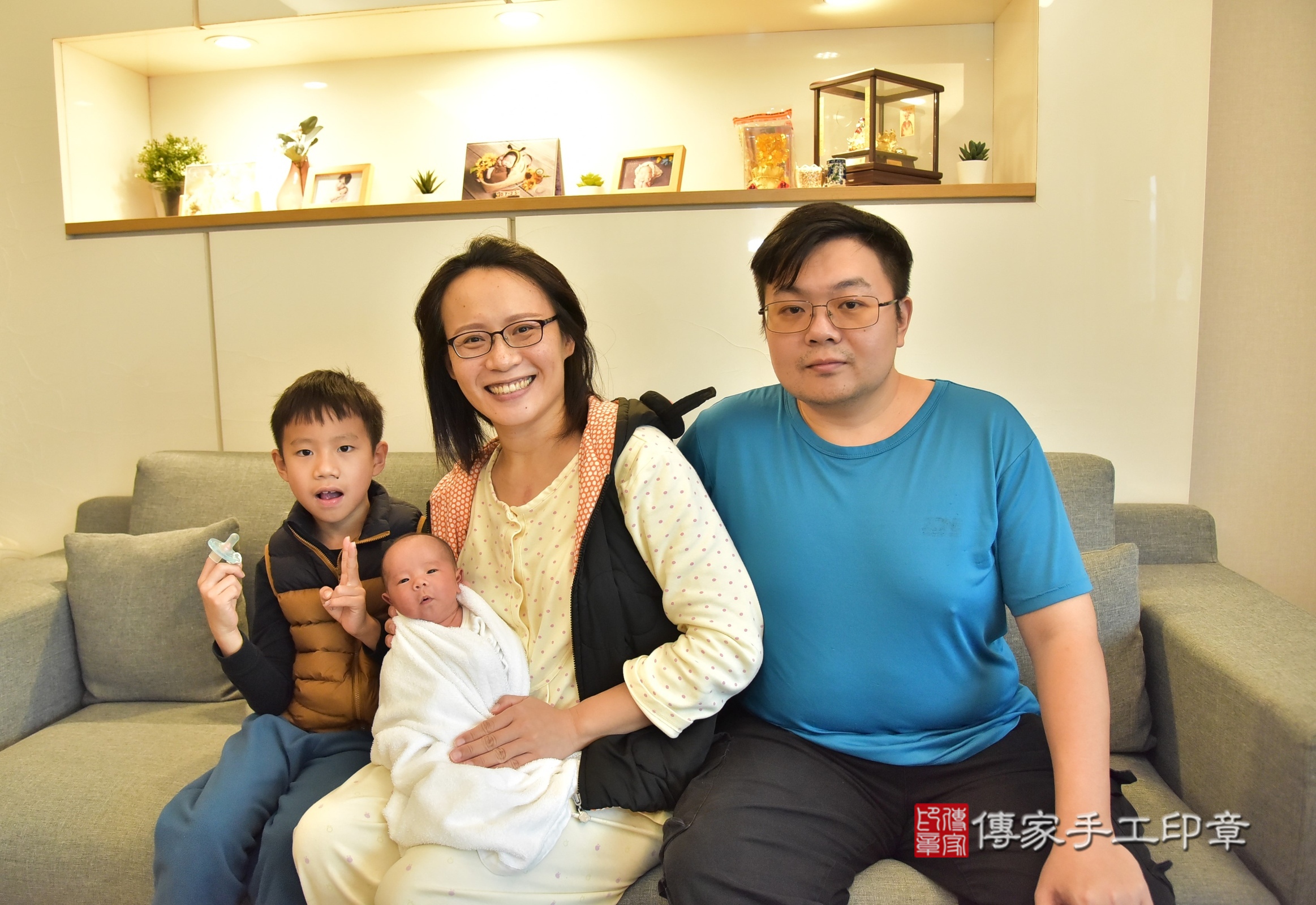 小妤寶寶(台北市士林區到府嬰兒小妤寶寶滿月剃頭理髮、到府嬰兒剃胎毛儀式吉祥話)。到府剃頭剃胎毛主持、專業拍照、證書。★購買「臍帶章、肚臍章、胎毛筆刷印章」贈送：剃頭、收涎、抓周，三選一。2024.12.14，照片2