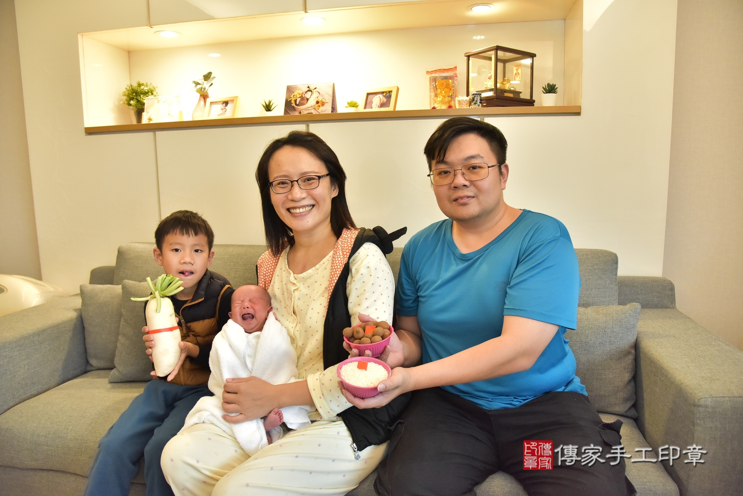 小妤寶寶(台北市士林區到府嬰兒小妤寶寶滿月剃頭理髮、到府嬰兒剃胎毛儀式吉祥話)。到府剃頭剃胎毛主持、專業拍照、證書。★購買「臍帶章、肚臍章、胎毛筆刷印章」贈送：剃頭、收涎、抓周，三選一。2024.12.14，照片9