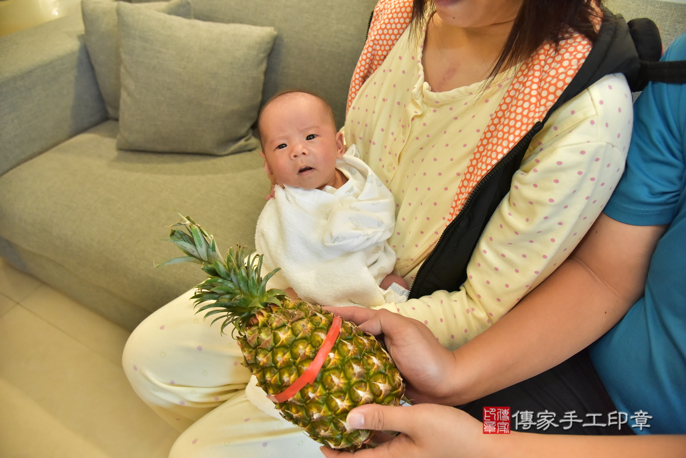 小妤寶寶(台北市士林區到府嬰兒小妤寶寶滿月剃頭理髮、到府嬰兒剃胎毛儀式吉祥話)。到府剃頭剃胎毛主持、專業拍照、證書。★購買「臍帶章、肚臍章、胎毛筆刷印章」贈送：剃頭、收涎、抓周，三選一。2024.12.14，照片5