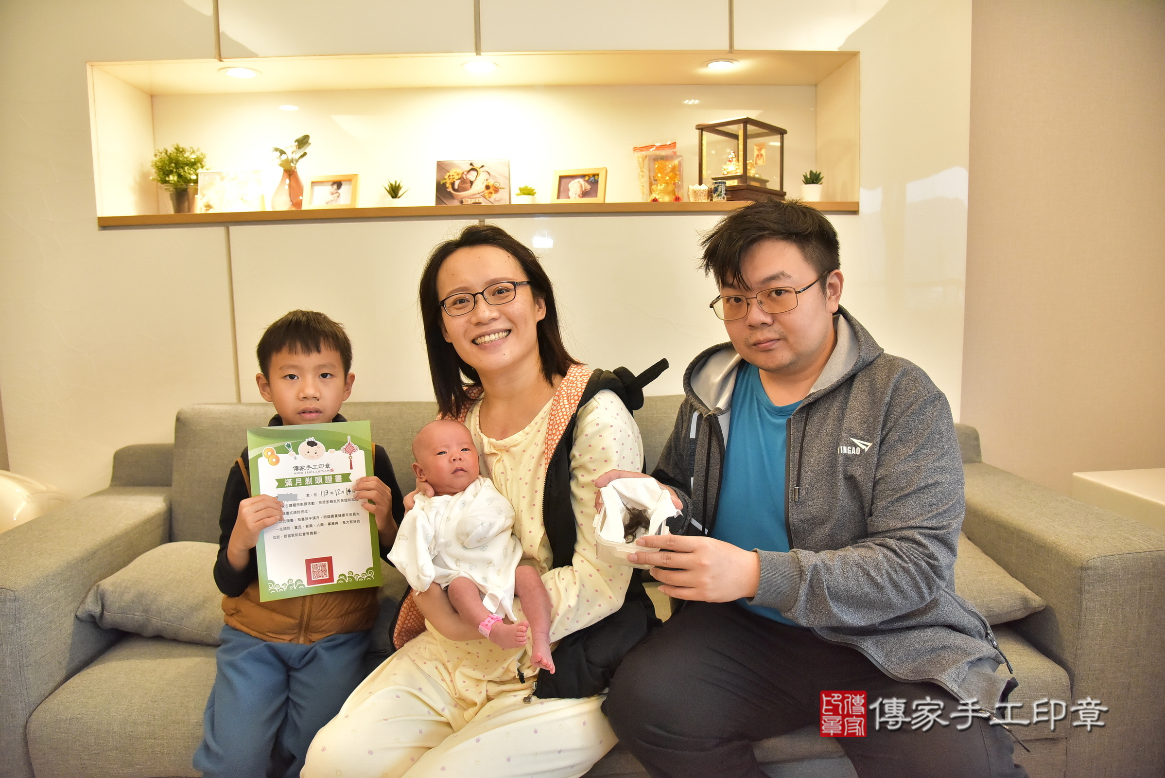 小妤寶寶(台北市士林區到府嬰兒小妤寶寶滿月剃頭理髮、到府嬰兒剃胎毛儀式吉祥話)。到府剃頭剃胎毛主持、專業拍照、證書。★購買「臍帶章、肚臍章、胎毛筆刷印章」贈送：剃頭、收涎、抓周，三選一。2024.12.14，照片16