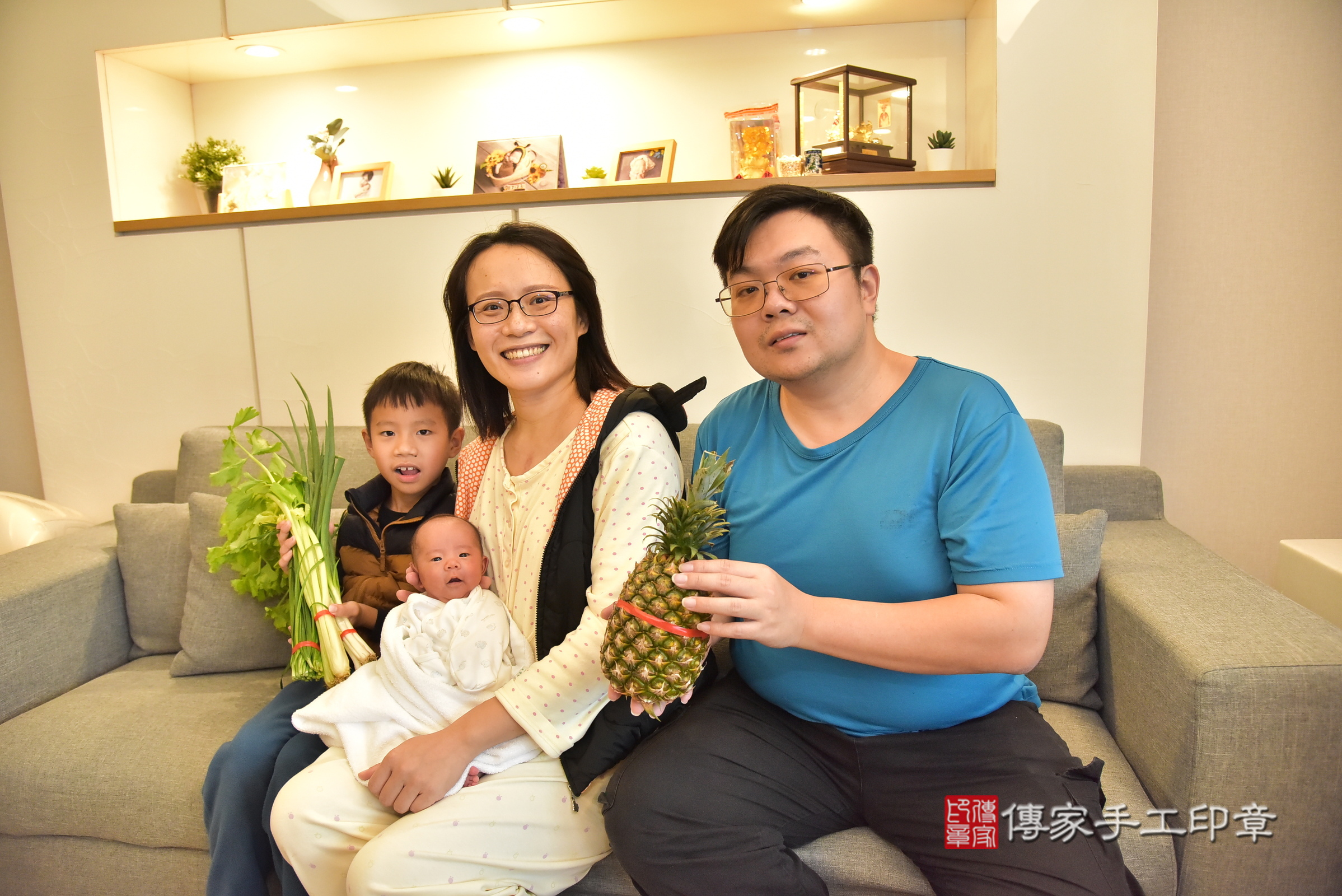 小妤寶寶(台北市士林區到府嬰兒小妤寶寶滿月剃頭理髮、到府嬰兒剃胎毛儀式吉祥話)。到府剃頭剃胎毛主持、專業拍照、證書。★購買「臍帶章、肚臍章、胎毛筆刷印章」贈送：剃頭、收涎、抓周，三選一。2024.12.14，照片6