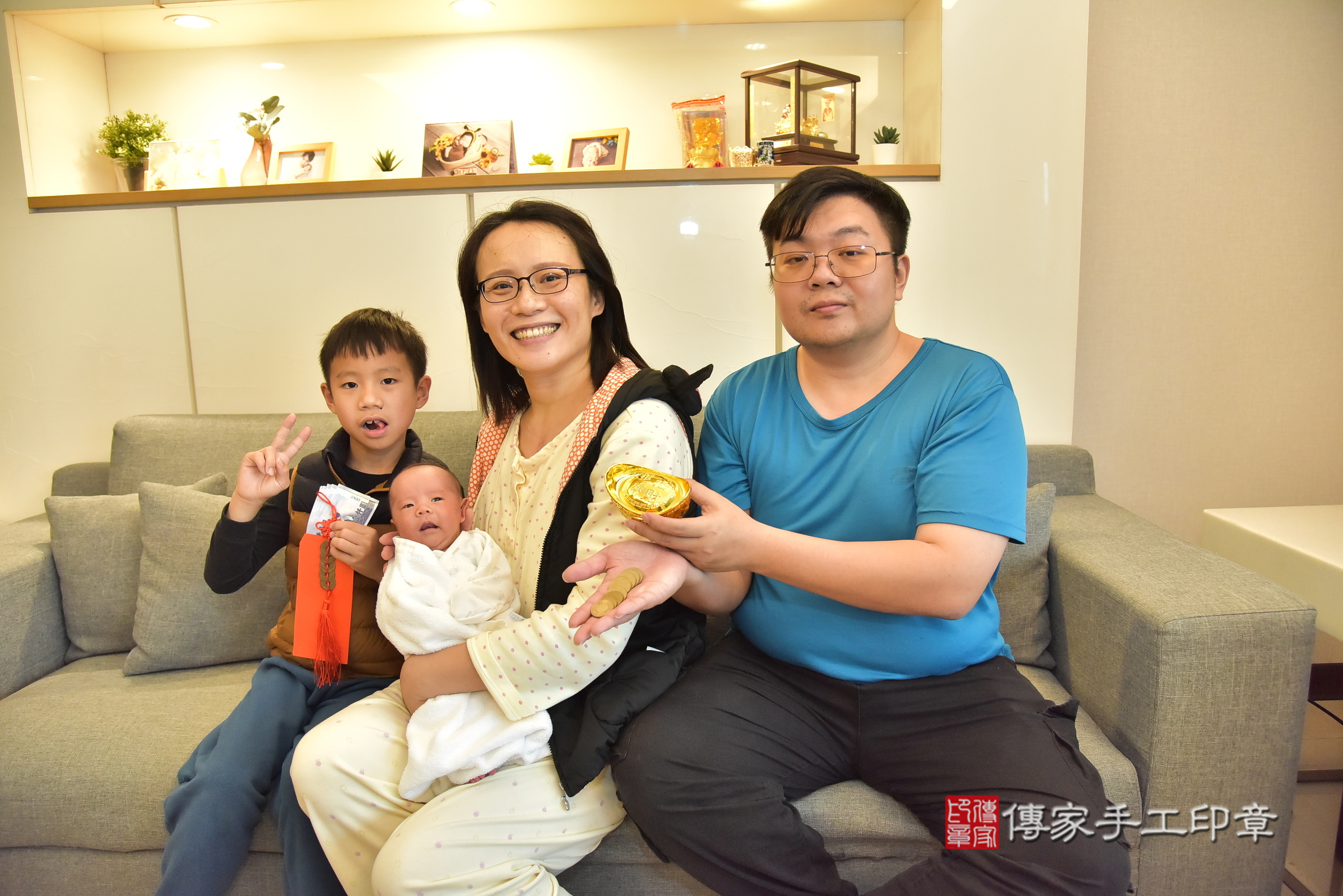 小妤寶寶(台北市士林區到府嬰兒小妤寶寶滿月剃頭理髮、到府嬰兒剃胎毛儀式吉祥話)。到府剃頭剃胎毛主持、專業拍照、證書。★購買「臍帶章、肚臍章、胎毛筆刷印章」贈送：剃頭、收涎、抓周，三選一。2024.12.14，照片7