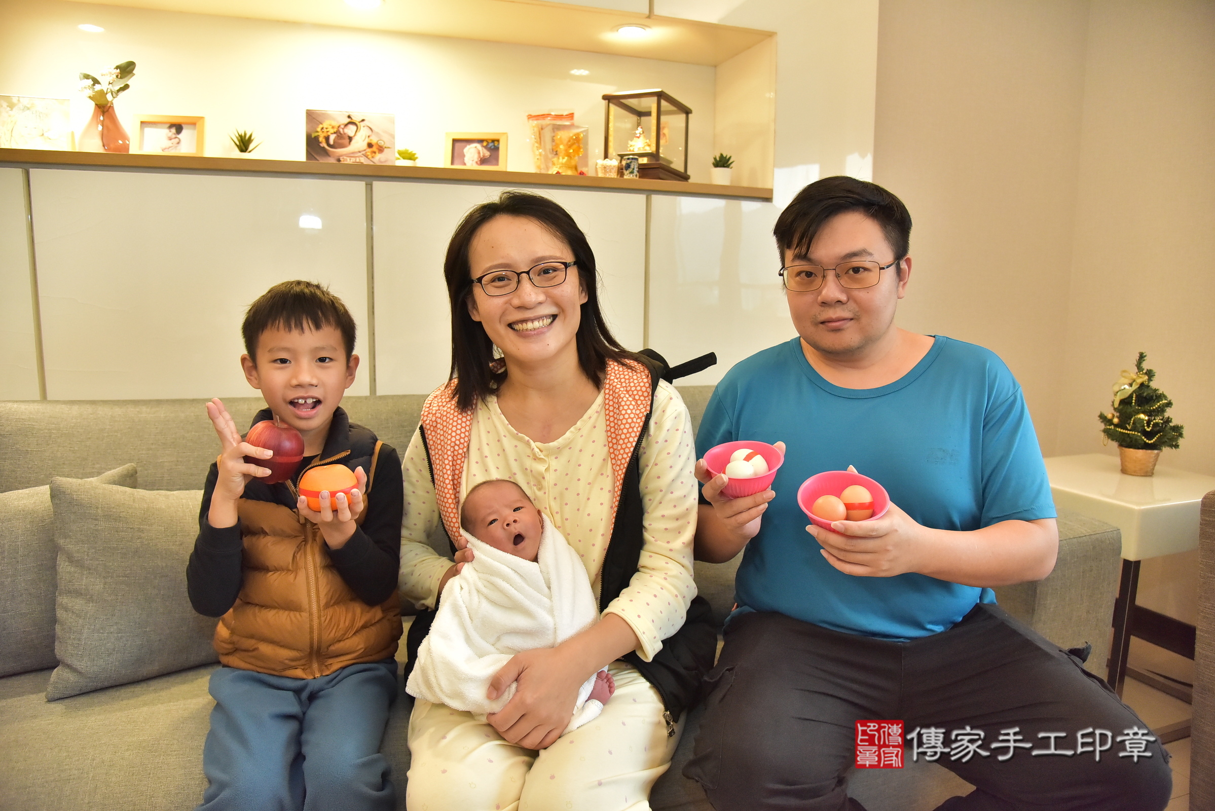 小妤寶寶(台北市士林區到府嬰兒小妤寶寶滿月剃頭理髮、到府嬰兒剃胎毛儀式吉祥話)。到府剃頭剃胎毛主持、專業拍照、證書。★購買「臍帶章、肚臍章、胎毛筆刷印章」贈送：剃頭、收涎、抓周，三選一。2024.12.14，照片4