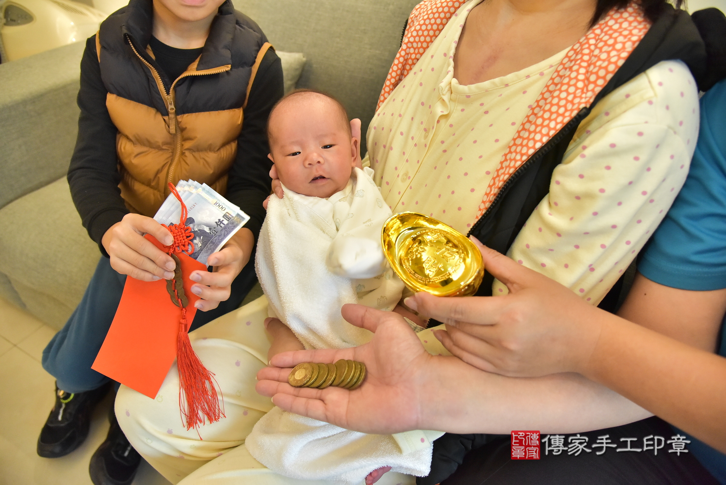 小妤寶寶(台北市士林區到府嬰兒小妤寶寶滿月剃頭理髮、到府嬰兒剃胎毛儀式吉祥話)。到府剃頭剃胎毛主持、專業拍照、證書。★購買「臍帶章、肚臍章、胎毛筆刷印章」贈送：剃頭、收涎、抓周，三選一。2024.12.14，照片8
