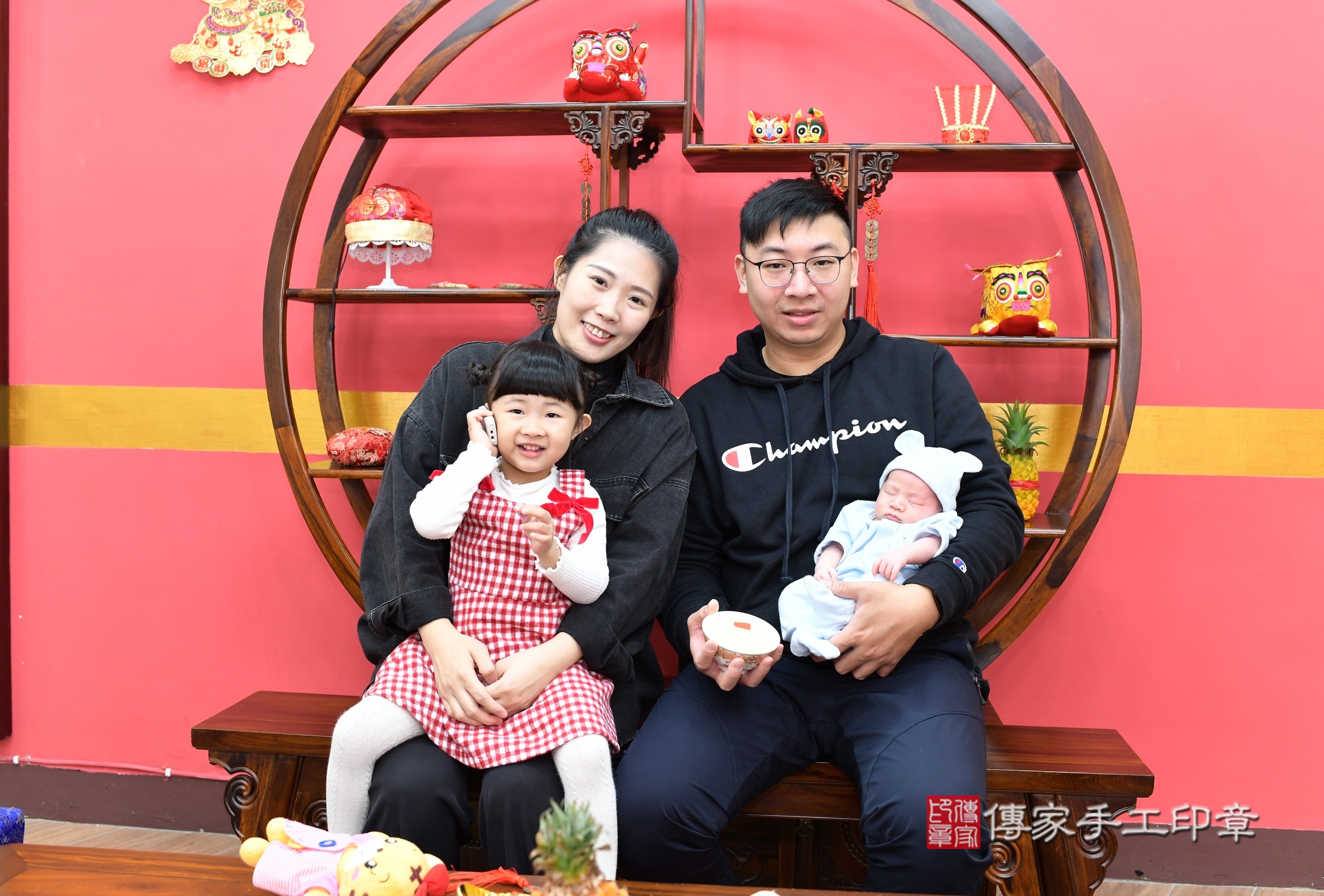 言言寶寶(新北市永和區嬰兒寶寶滿月剃頭理髮、嬰兒剃胎毛儀式吉祥話)。中國風會場，爸媽寶貝穿「日中韓」古裝禮服。專業拍照、證書。★購買「臍帶章、肚臍章、胎毛筆刷印章」贈送：剃頭、收涎、抓周，三選一。2024.12.15，照片5