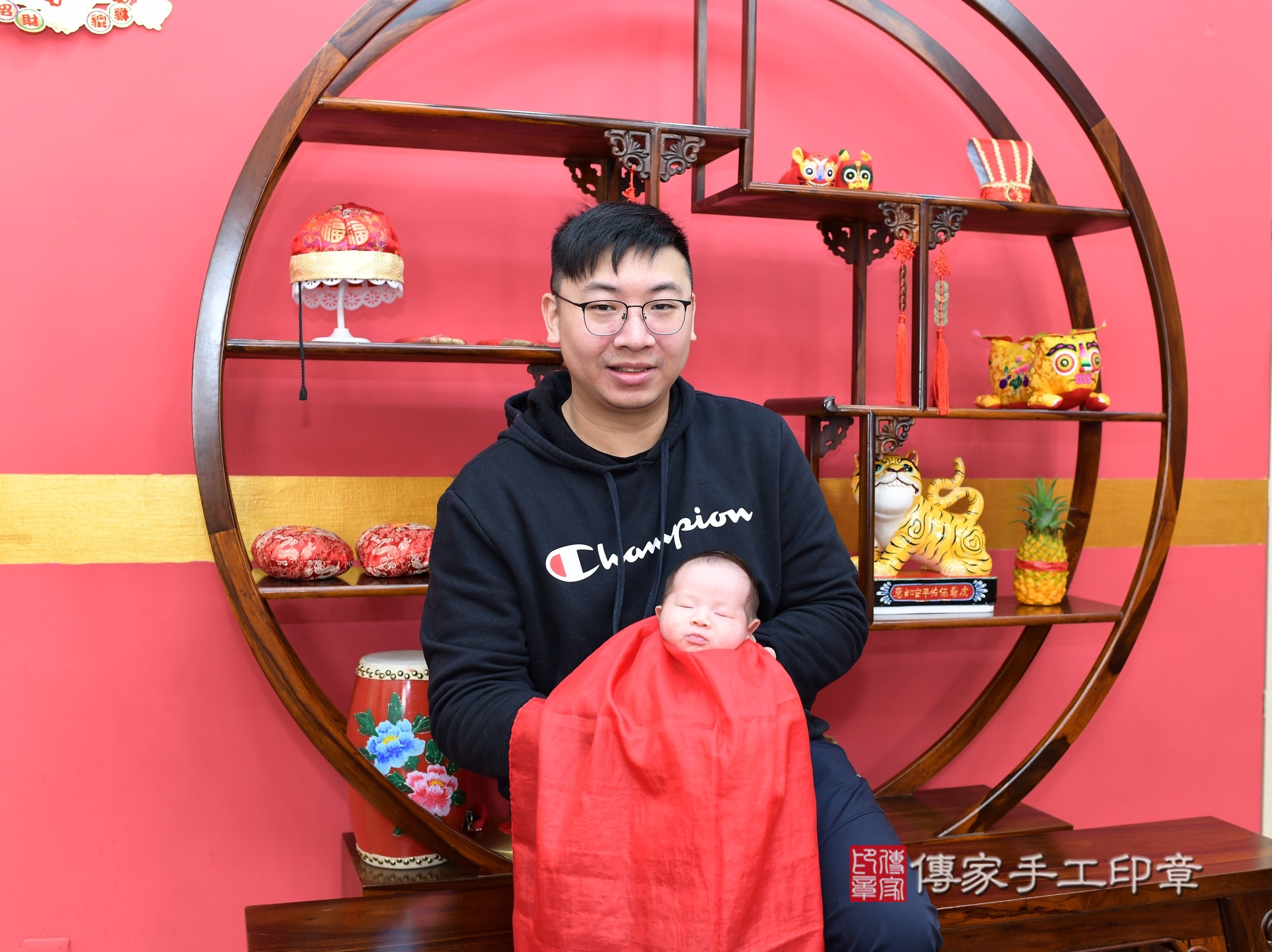 言言寶寶(新北市永和區嬰兒寶寶滿月剃頭理髮、嬰兒剃胎毛儀式吉祥話)。中國風會場，爸媽寶貝穿「日中韓」古裝禮服。專業拍照、證書。★購買「臍帶章、肚臍章、胎毛筆刷印章」贈送：剃頭、收涎、抓周，三選一。2024.12.15，照片12