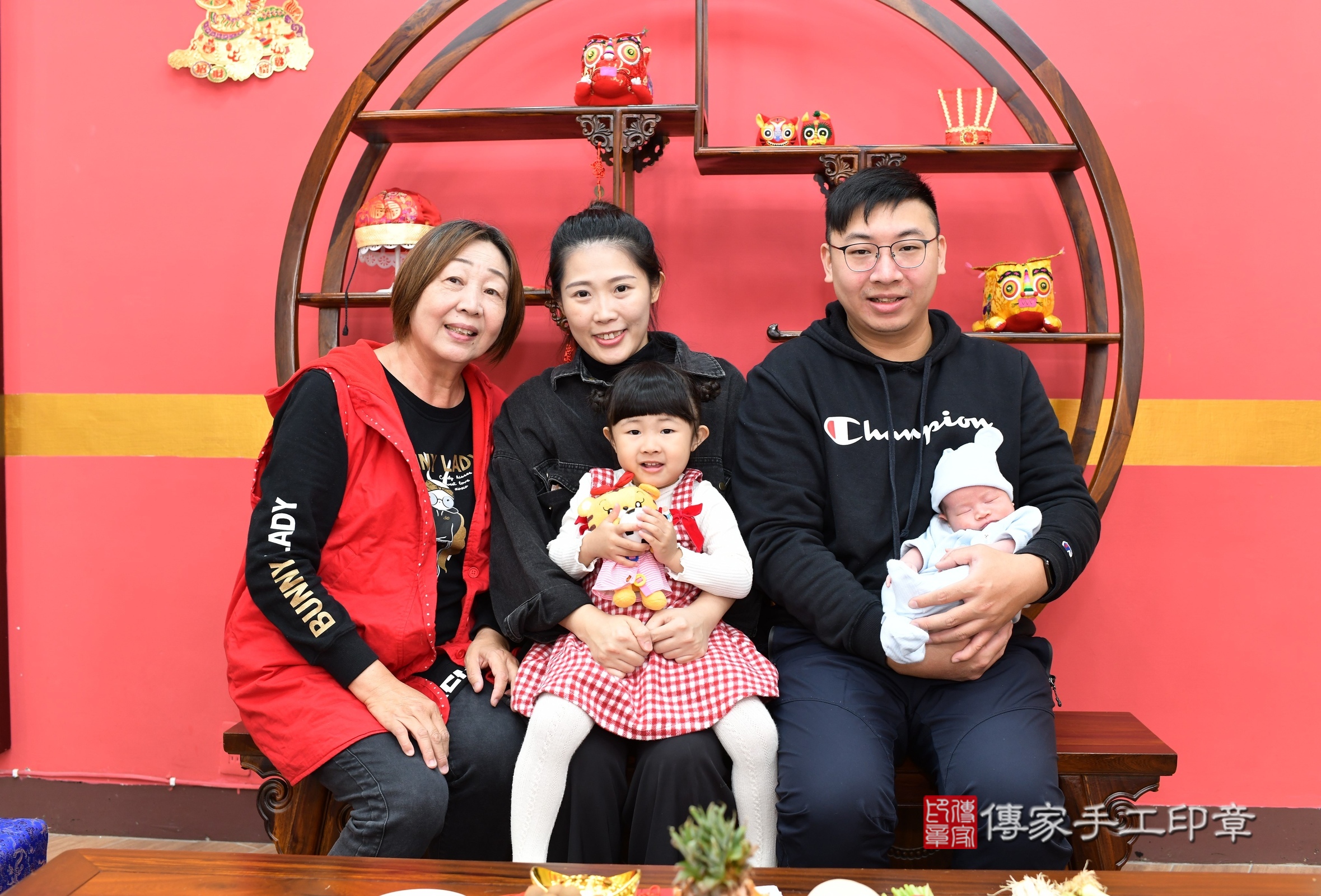 言言寶寶(新北市永和區嬰兒寶寶滿月剃頭理髮、嬰兒剃胎毛儀式吉祥話)。中國風會場，爸媽寶貝穿「日中韓」古裝禮服。專業拍照、證書。★購買「臍帶章、肚臍章、胎毛筆刷印章」贈送：剃頭、收涎、抓周，三選一。2024.12.15，照片2