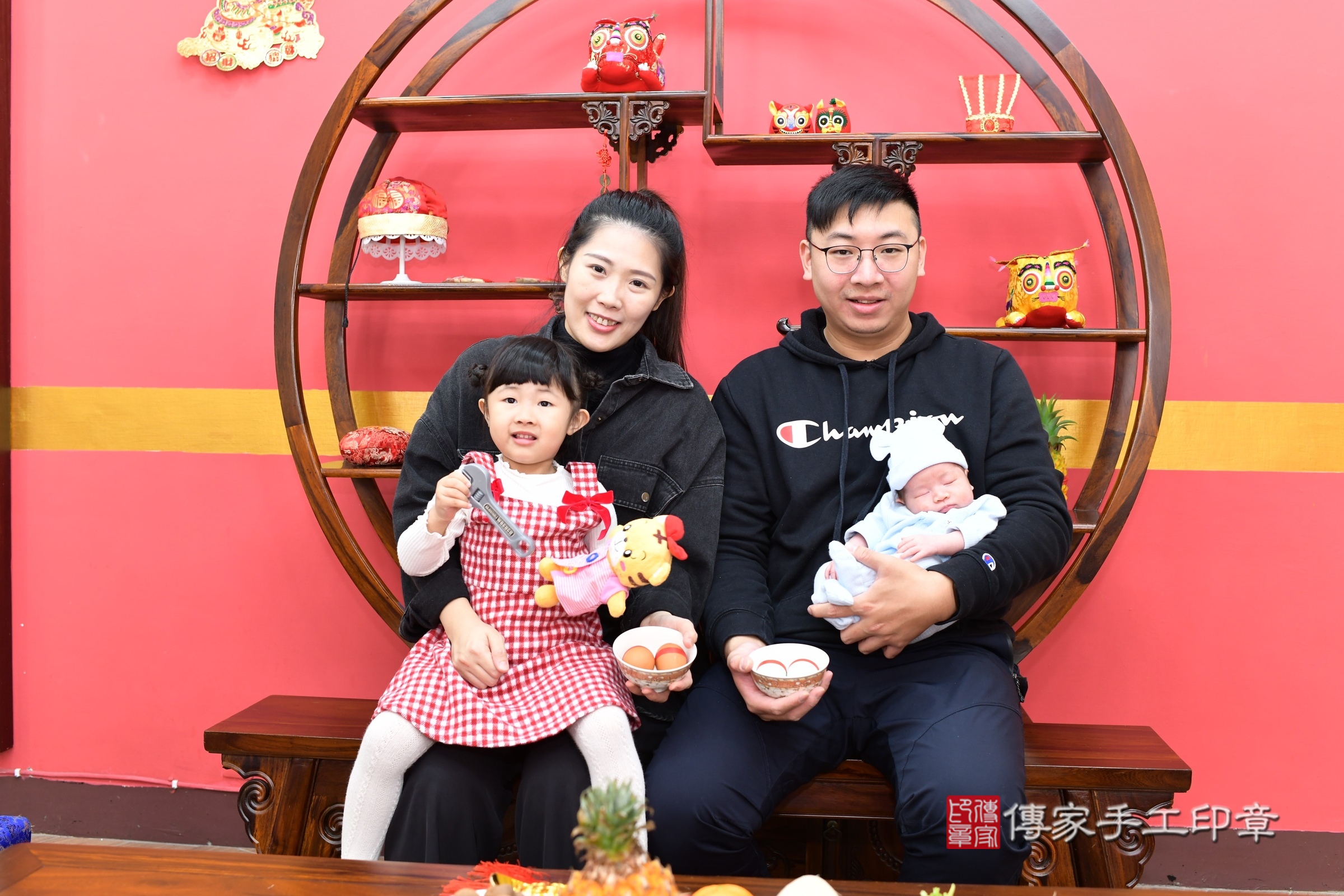 言言寶寶(新北市永和區嬰兒寶寶滿月剃頭理髮、嬰兒剃胎毛儀式吉祥話)。中國風會場，爸媽寶貝穿「日中韓」古裝禮服。專業拍照、證書。★購買「臍帶章、肚臍章、胎毛筆刷印章」贈送：剃頭、收涎、抓周，三選一。2024.12.15，照片4