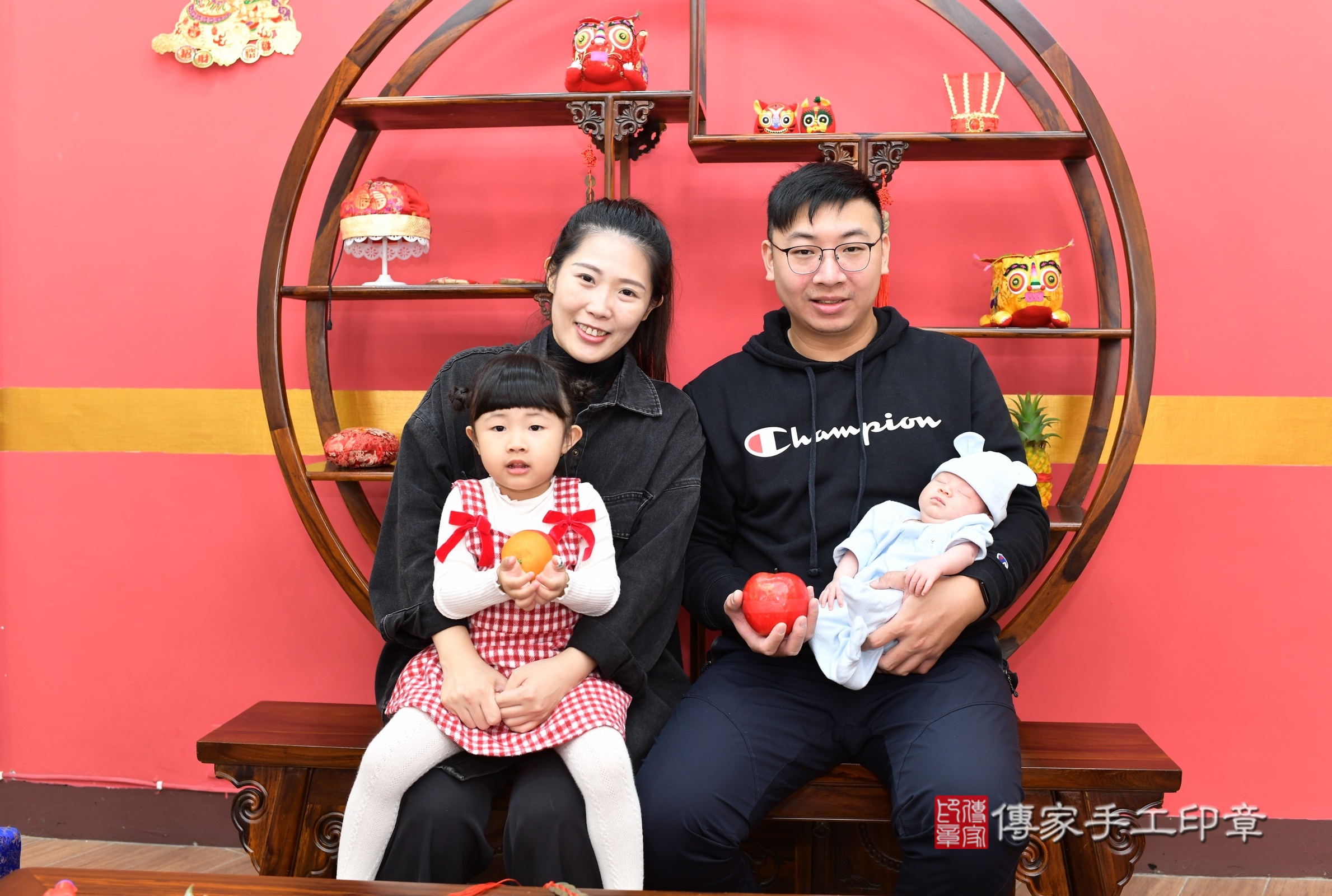 言言寶寶(新北市永和區嬰兒寶寶滿月剃頭理髮、嬰兒剃胎毛儀式吉祥話)。中國風會場，爸媽寶貝穿「日中韓」古裝禮服。專業拍照、證書。★購買「臍帶章、肚臍章、胎毛筆刷印章」贈送：剃頭、收涎、抓周，三選一。2024.12.15，照片8