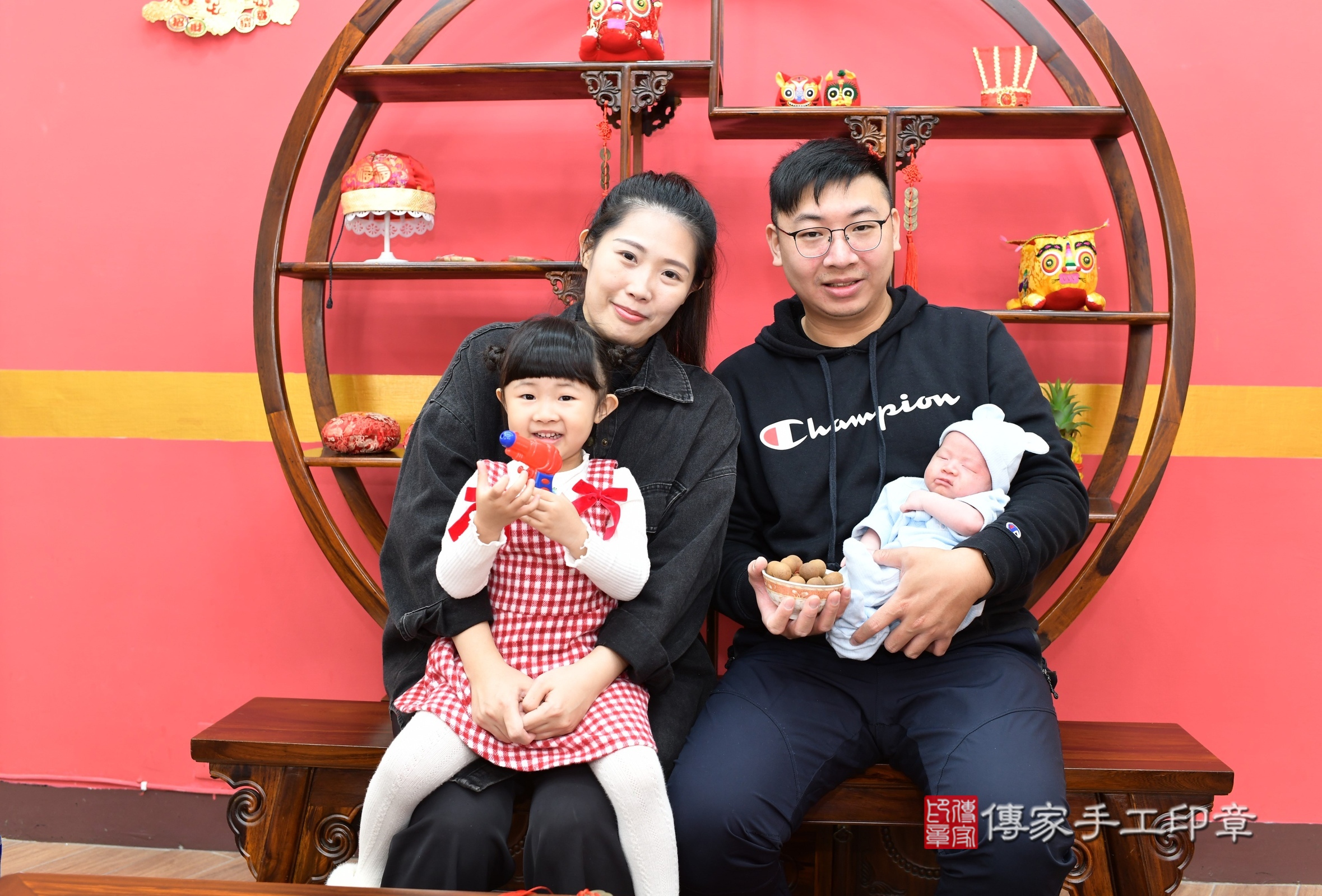 言言寶寶(新北市永和區嬰兒寶寶滿月剃頭理髮、嬰兒剃胎毛儀式吉祥話)。中國風會場，爸媽寶貝穿「日中韓」古裝禮服。專業拍照、證書。★購買「臍帶章、肚臍章、胎毛筆刷印章」贈送：剃頭、收涎、抓周，三選一。2024.12.15，照片6