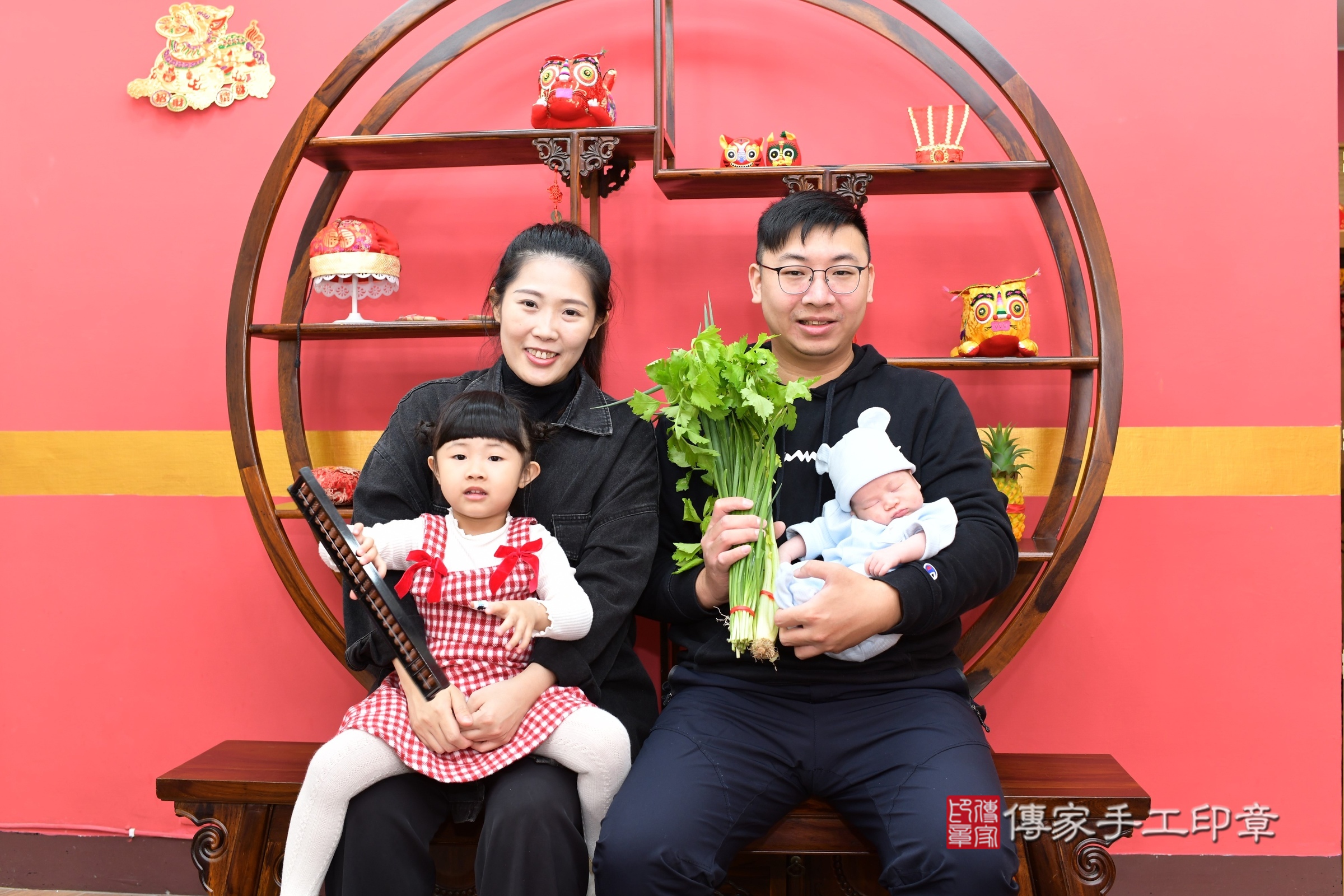 言言寶寶(新北市永和區嬰兒寶寶滿月剃頭理髮、嬰兒剃胎毛儀式吉祥話)。中國風會場，爸媽寶貝穿「日中韓」古裝禮服。專業拍照、證書。★購買「臍帶章、肚臍章、胎毛筆刷印章」贈送：剃頭、收涎、抓周，三選一。2024.12.15，照片11