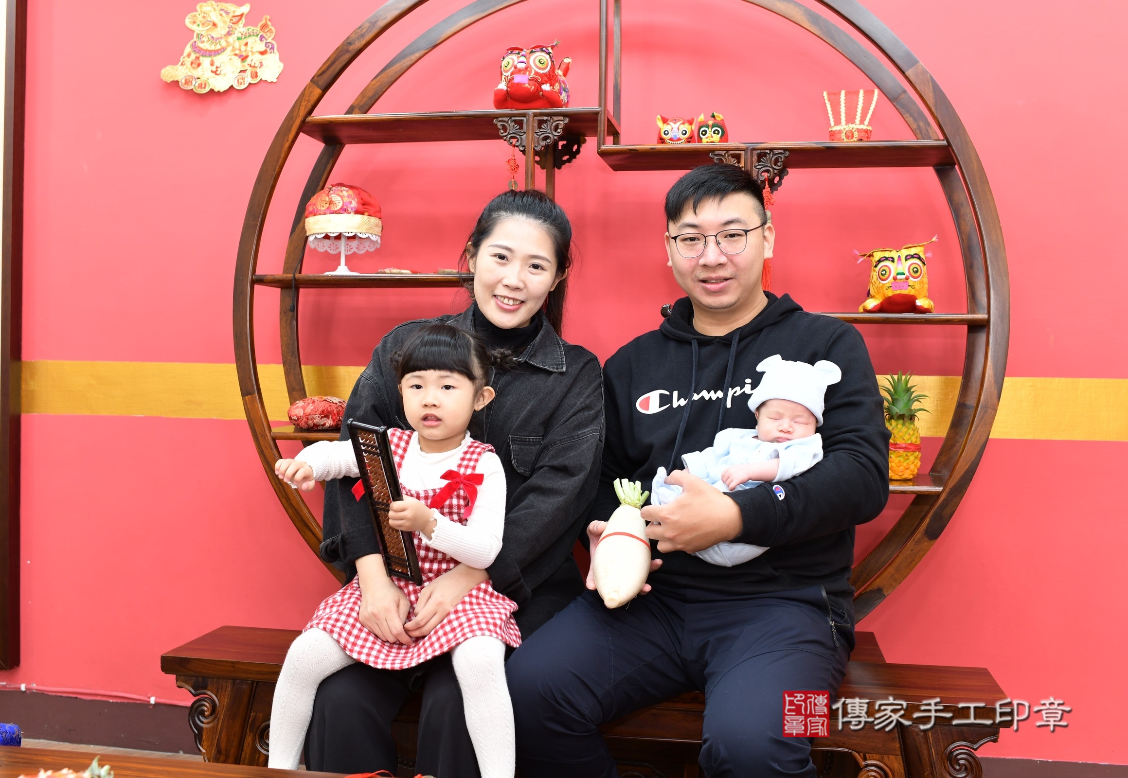 言言寶寶(新北市永和區嬰兒寶寶滿月剃頭理髮、嬰兒剃胎毛儀式吉祥話)。中國風會場，爸媽寶貝穿「日中韓」古裝禮服。專業拍照、證書。★購買「臍帶章、肚臍章、胎毛筆刷印章」贈送：剃頭、收涎、抓周，三選一。2024.12.15，照片10