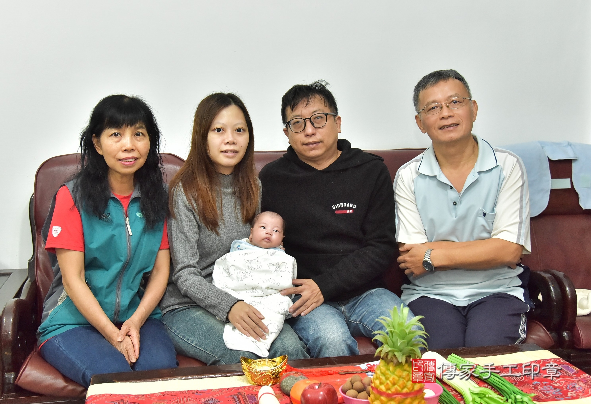 睿睿寶寶(新北市新莊區到府嬰兒睿睿寶寶滿月剃頭理髮、到府嬰兒剃胎毛儀式吉祥話)。到府剃頭剃胎毛主持、專業拍照、證書。★購買「臍帶章、肚臍章、胎毛筆刷印章」贈送：剃頭、收涎、抓周，三選一。2024.12.15，照片3