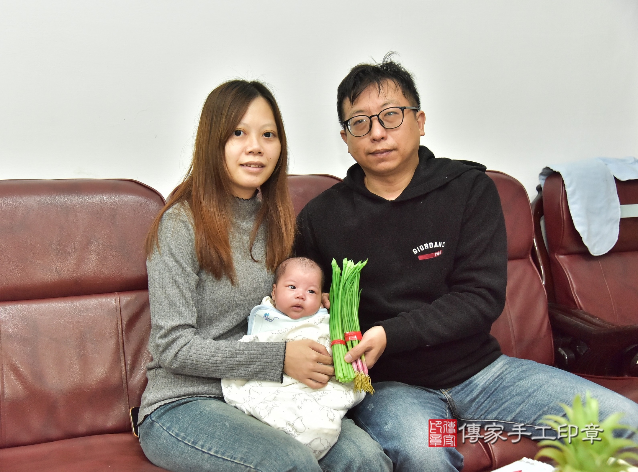 睿睿寶寶(新北市新莊區到府嬰兒睿睿寶寶滿月剃頭理髮、到府嬰兒剃胎毛儀式吉祥話)。到府剃頭剃胎毛主持、專業拍照、證書。★購買「臍帶章、肚臍章、胎毛筆刷印章」贈送：剃頭、收涎、抓周，三選一。2024.12.15，照片12