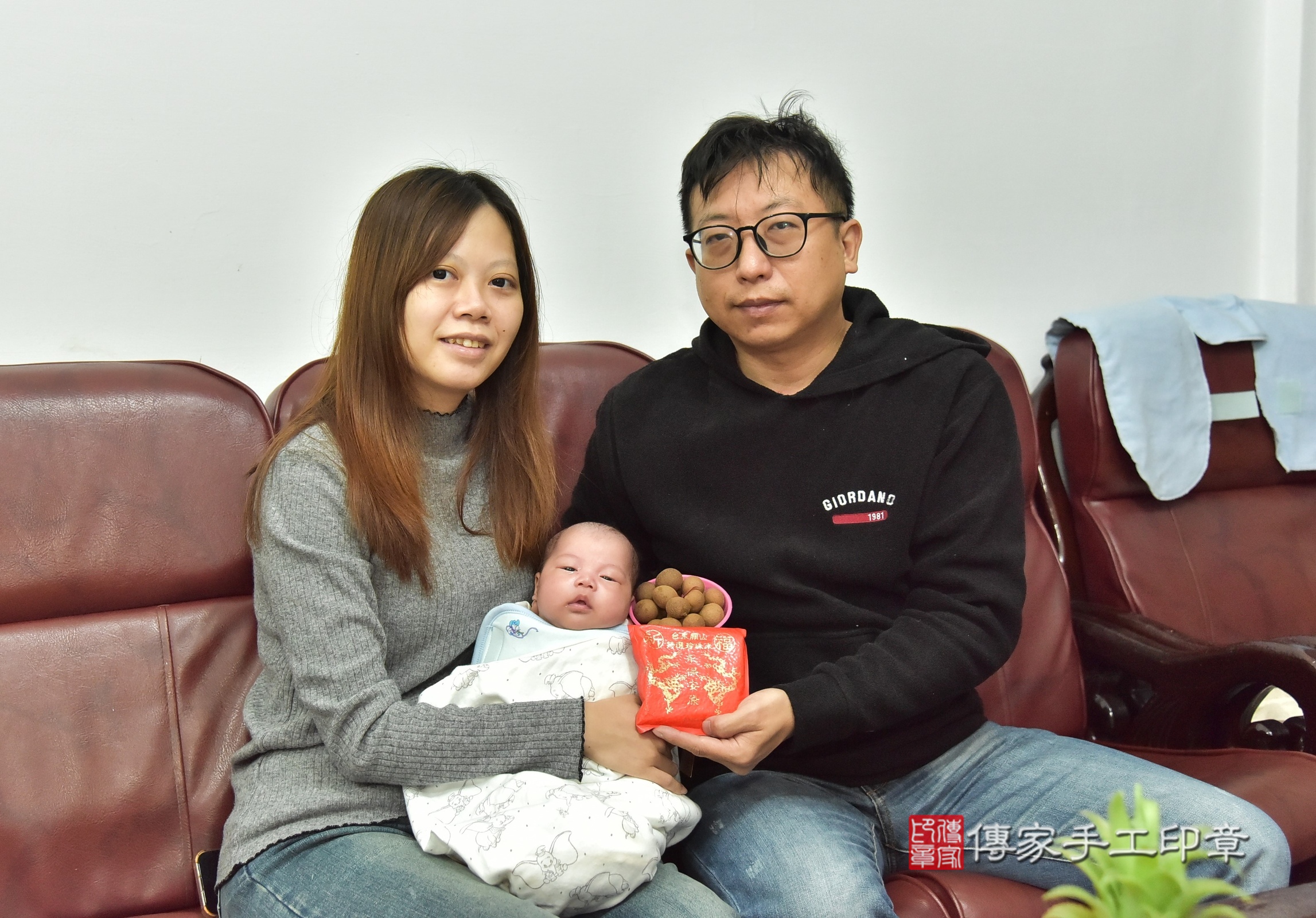 睿睿寶寶(新北市新莊區到府嬰兒睿睿寶寶滿月剃頭理髮、到府嬰兒剃胎毛儀式吉祥話)。到府剃頭剃胎毛主持、專業拍照、證書。★購買「臍帶章、肚臍章、胎毛筆刷印章」贈送：剃頭、收涎、抓周，三選一。2024.12.15，照片8