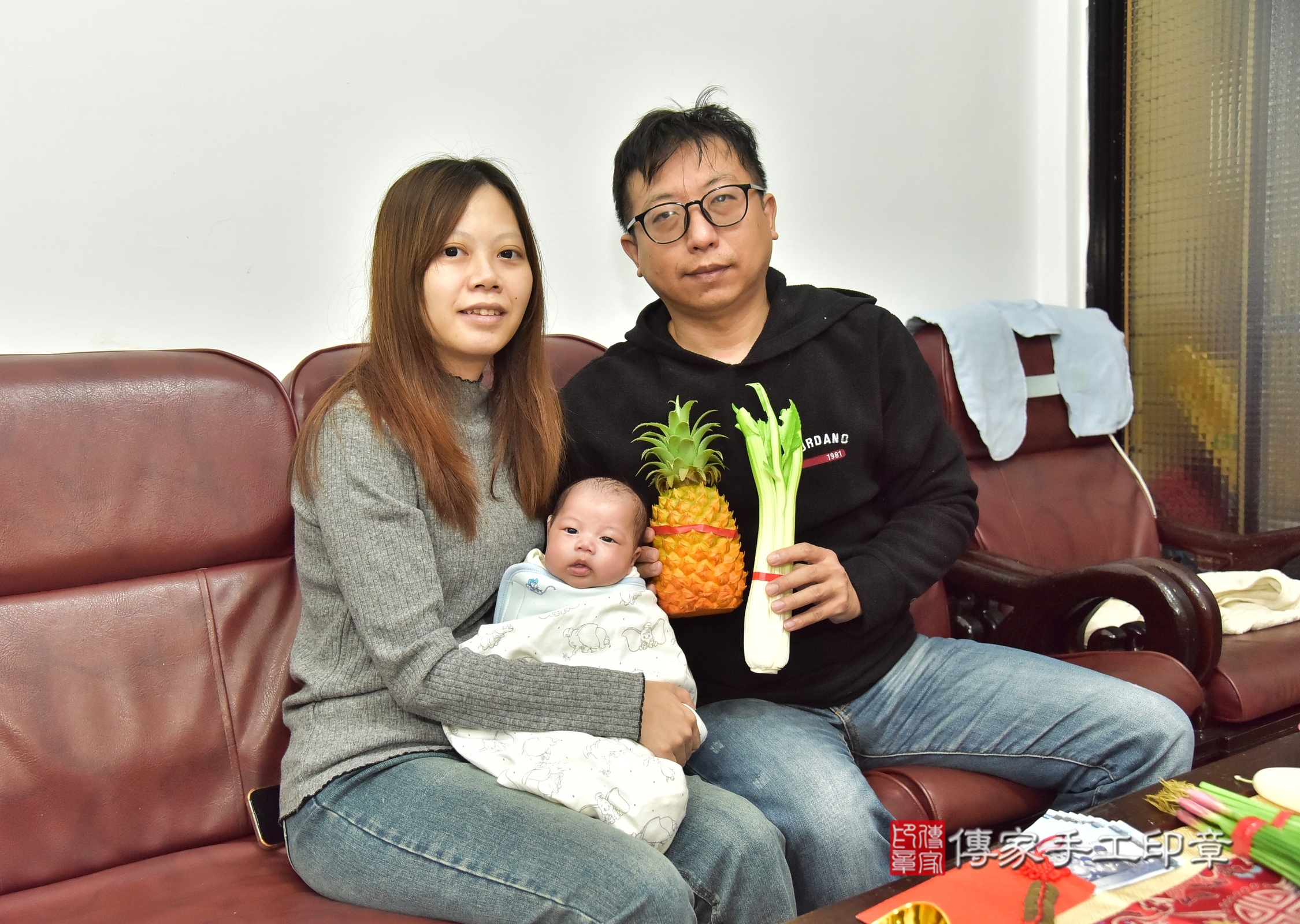 睿睿寶寶(新北市新莊區到府嬰兒睿睿寶寶滿月剃頭理髮、到府嬰兒剃胎毛儀式吉祥話)。到府剃頭剃胎毛主持、專業拍照、證書。★購買「臍帶章、肚臍章、胎毛筆刷印章」贈送：剃頭、收涎、抓周，三選一。2024.12.15，照片14