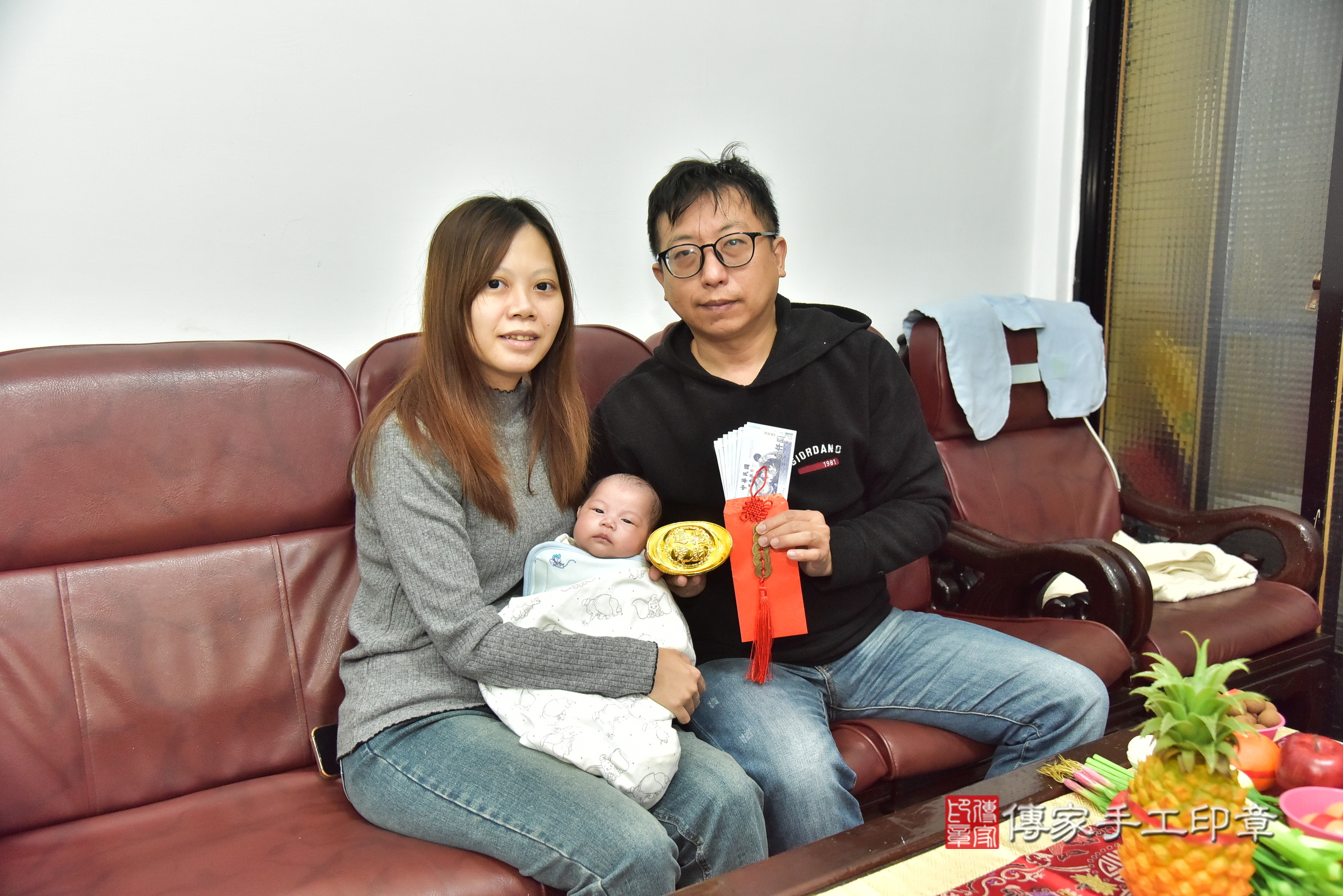 睿睿寶寶(新北市新莊區到府嬰兒睿睿寶寶滿月剃頭理髮、到府嬰兒剃胎毛儀式吉祥話)。到府剃頭剃胎毛主持、專業拍照、證書。★購買「臍帶章、肚臍章、胎毛筆刷印章」贈送：剃頭、收涎、抓周，三選一。2024.12.15，照片16