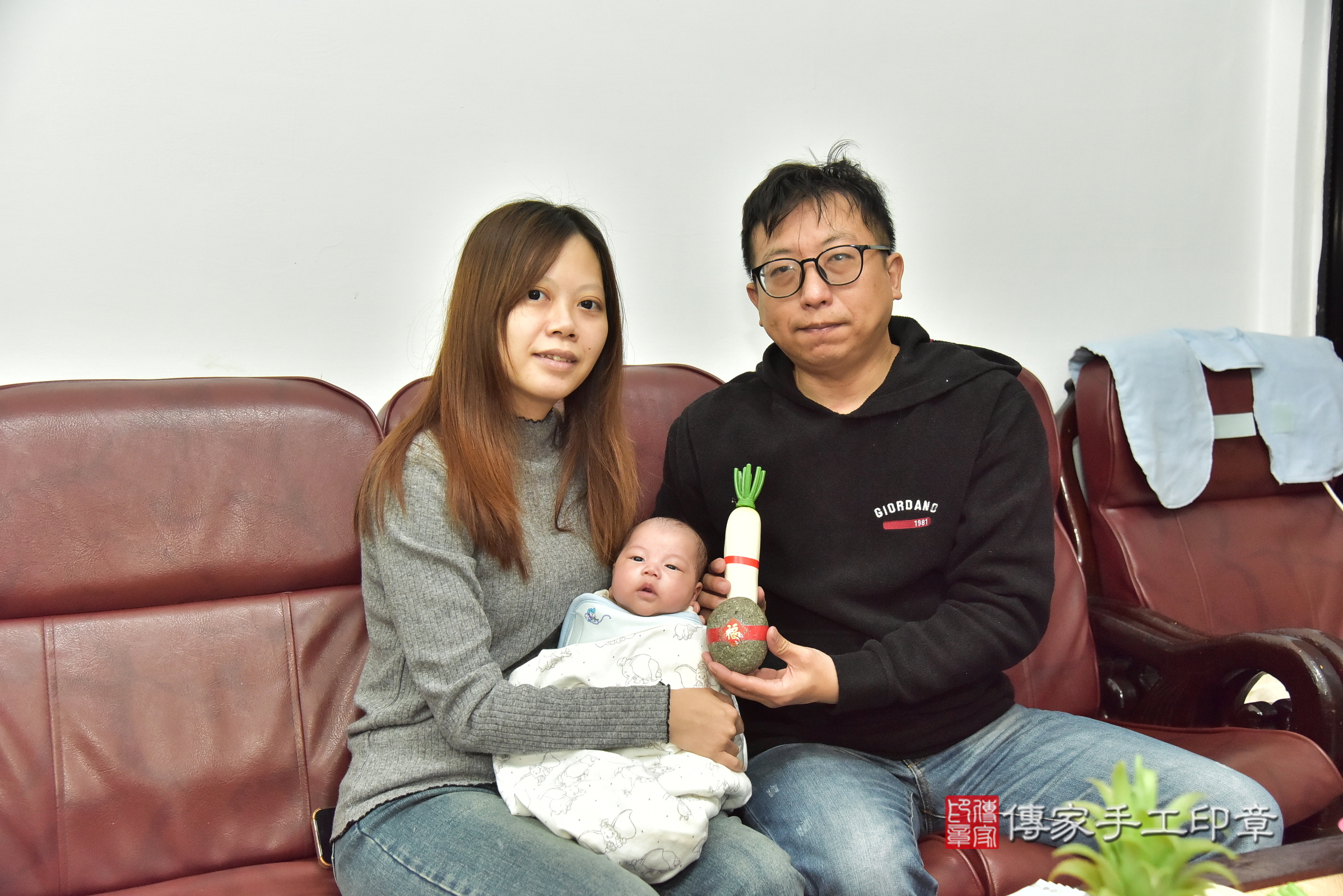 睿睿寶寶(新北市新莊區到府嬰兒睿睿寶寶滿月剃頭理髮、到府嬰兒剃胎毛儀式吉祥話)。到府剃頭剃胎毛主持、專業拍照、證書。★購買「臍帶章、肚臍章、胎毛筆刷印章」贈送：剃頭、收涎、抓周，三選一。2024.12.15，照片9