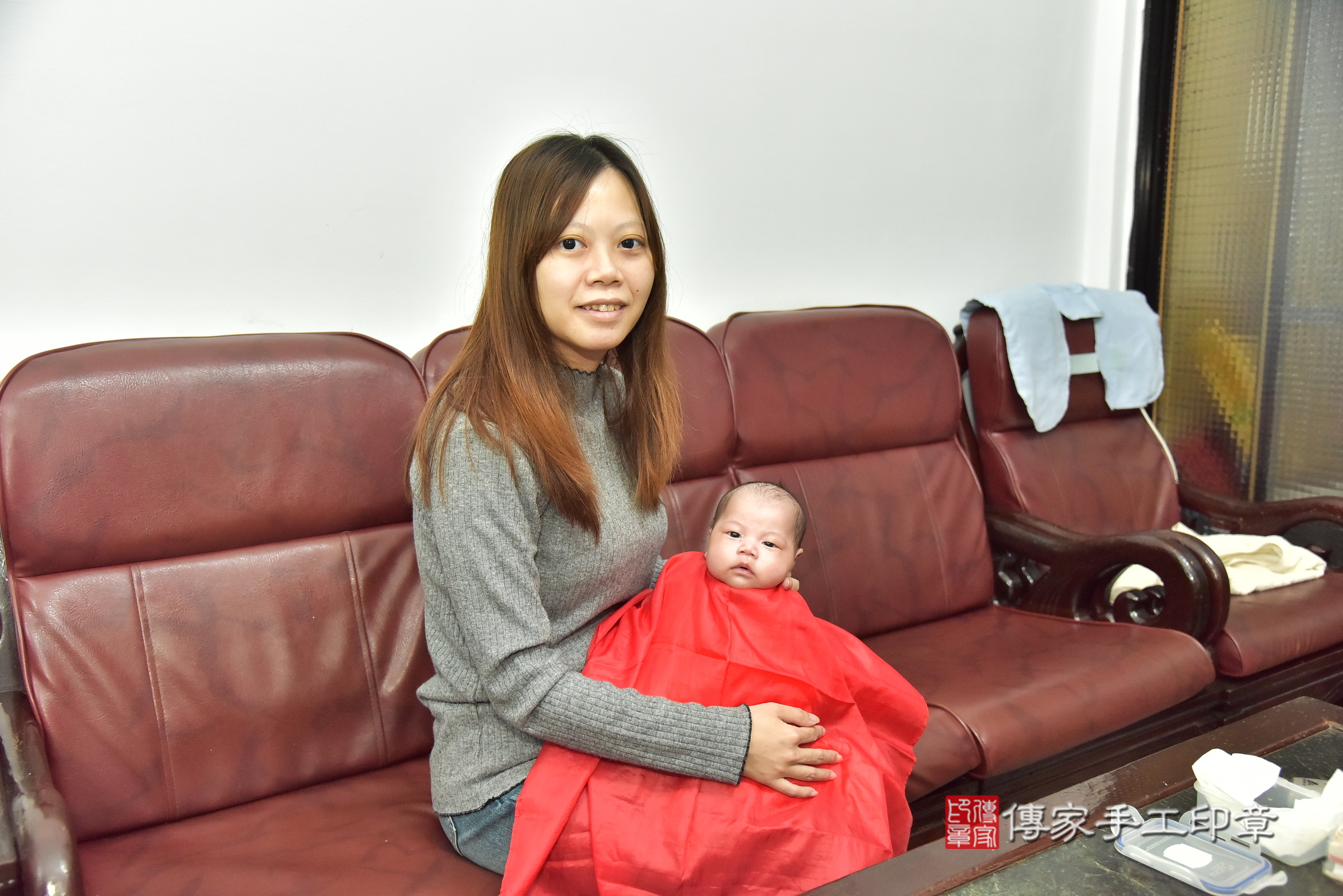睿睿寶寶(新北市新莊區到府嬰兒睿睿寶寶滿月剃頭理髮、到府嬰兒剃胎毛儀式吉祥話)。到府剃頭剃胎毛主持、專業拍照、證書。★購買「臍帶章、肚臍章、胎毛筆刷印章」贈送：剃頭、收涎、抓周，三選一。2024.12.15，照片17