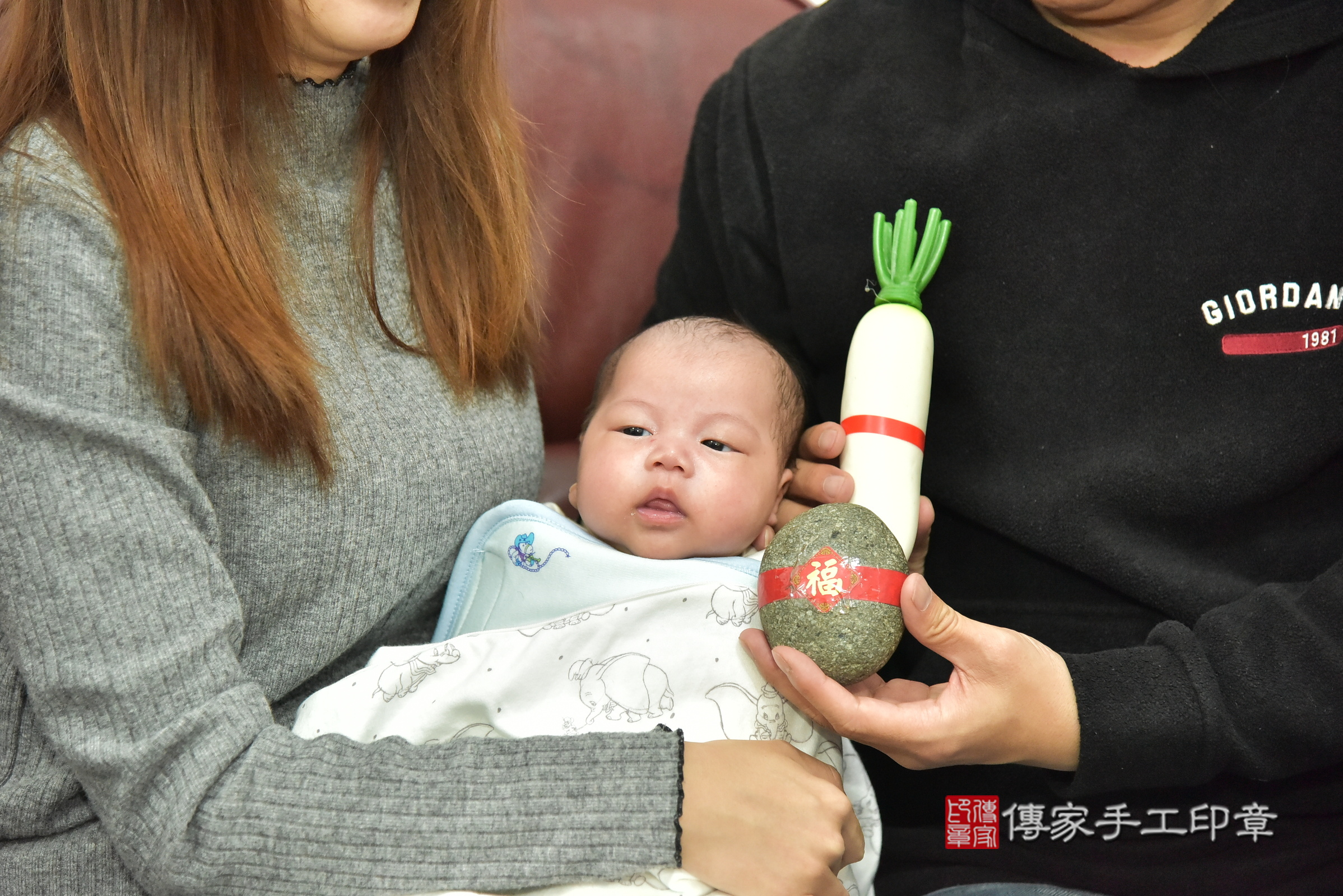 睿睿寶寶(新北市新莊區到府嬰兒睿睿寶寶滿月剃頭理髮、到府嬰兒剃胎毛儀式吉祥話)。到府剃頭剃胎毛主持、專業拍照、證書。★購買「臍帶章、肚臍章、胎毛筆刷印章」贈送：剃頭、收涎、抓周，三選一。2024.12.15，照片10