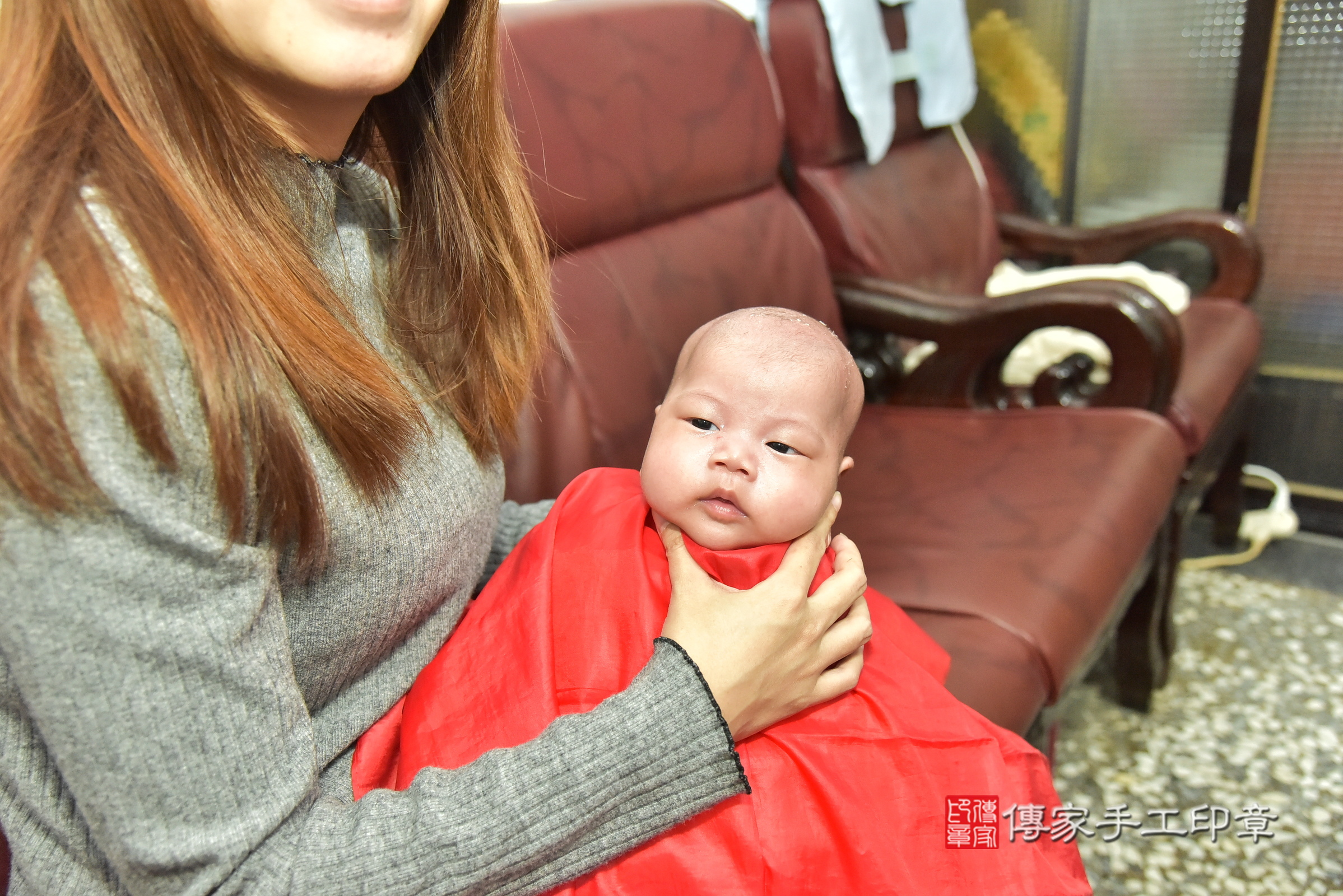 睿睿寶寶(新北市新莊區到府嬰兒睿睿寶寶滿月剃頭理髮、到府嬰兒剃胎毛儀式吉祥話)。到府剃頭剃胎毛主持、專業拍照、證書。★購買「臍帶章、肚臍章、胎毛筆刷印章」贈送：剃頭、收涎、抓周，三選一。2024.12.15，照片19