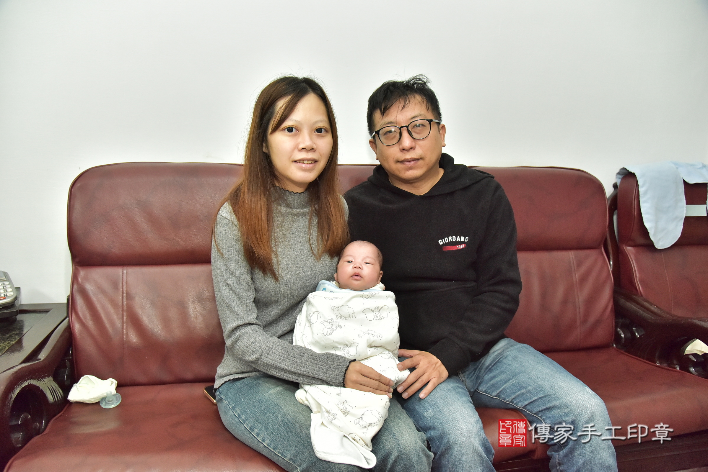 睿睿寶寶(新北市新莊區到府嬰兒睿睿寶寶滿月剃頭理髮、到府嬰兒剃胎毛儀式吉祥話)。到府剃頭剃胎毛主持、專業拍照、證書。★購買「臍帶章、肚臍章、胎毛筆刷印章」贈送：剃頭、收涎、抓周，三選一。2024.12.15，照片2