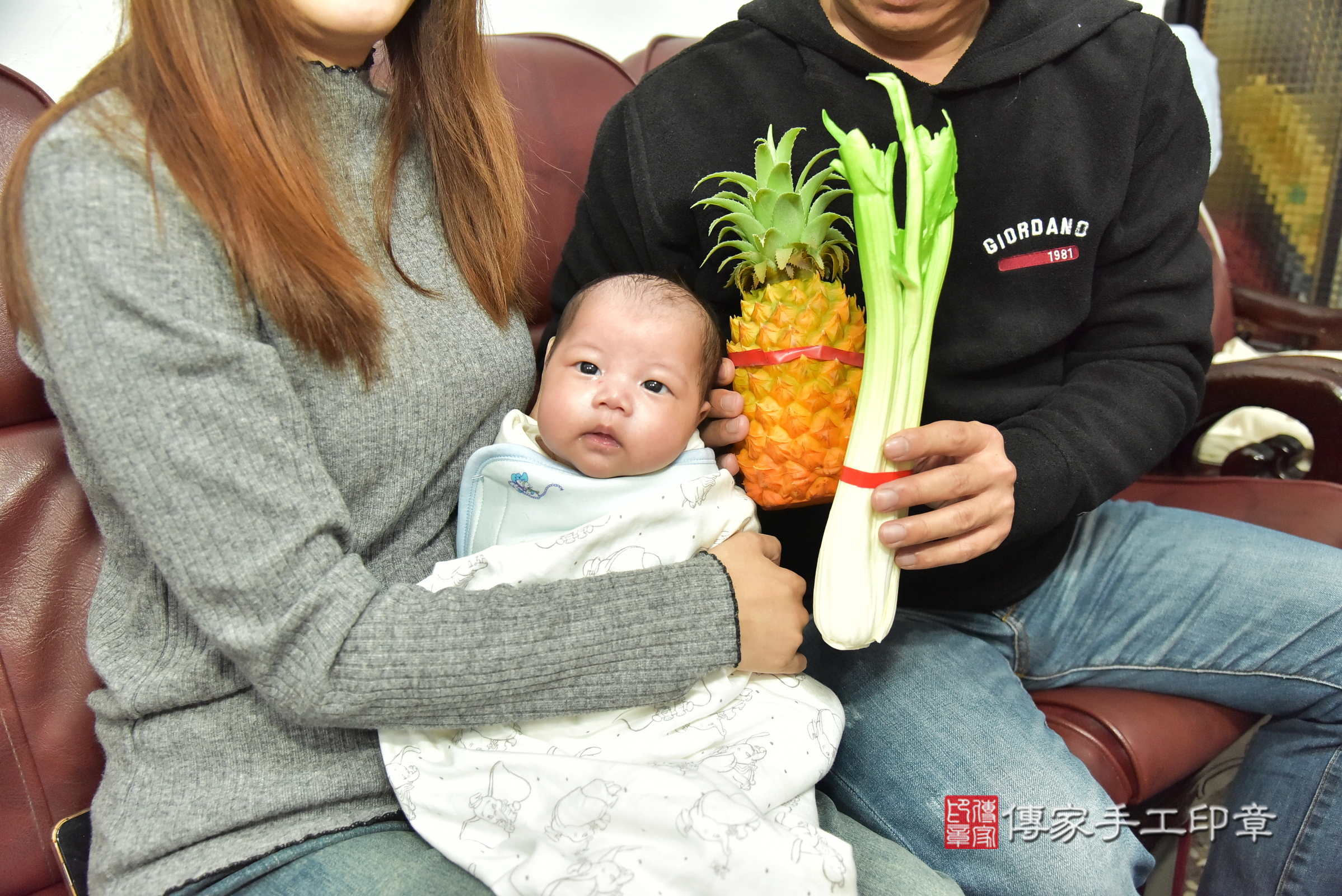 睿睿寶寶(新北市新莊區到府嬰兒睿睿寶寶滿月剃頭理髮、到府嬰兒剃胎毛儀式吉祥話)。到府剃頭剃胎毛主持、專業拍照、證書。★購買「臍帶章、肚臍章、胎毛筆刷印章」贈送：剃頭、收涎、抓周，三選一。2024.12.15，照片13