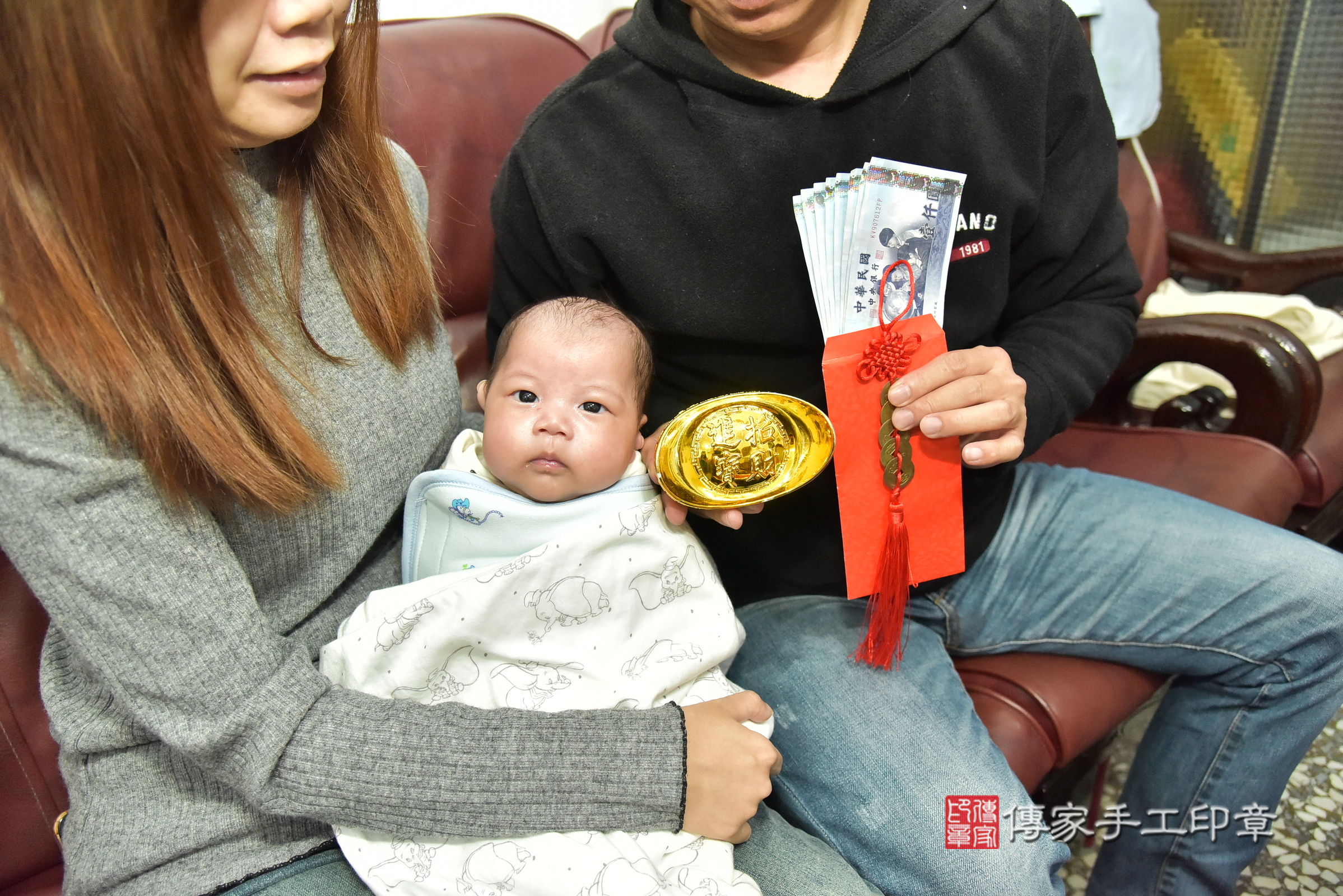 睿睿寶寶(新北市新莊區到府嬰兒睿睿寶寶滿月剃頭理髮、到府嬰兒剃胎毛儀式吉祥話)。到府剃頭剃胎毛主持、專業拍照、證書。★購買「臍帶章、肚臍章、胎毛筆刷印章」贈送：剃頭、收涎、抓周，三選一。2024.12.15，照片15