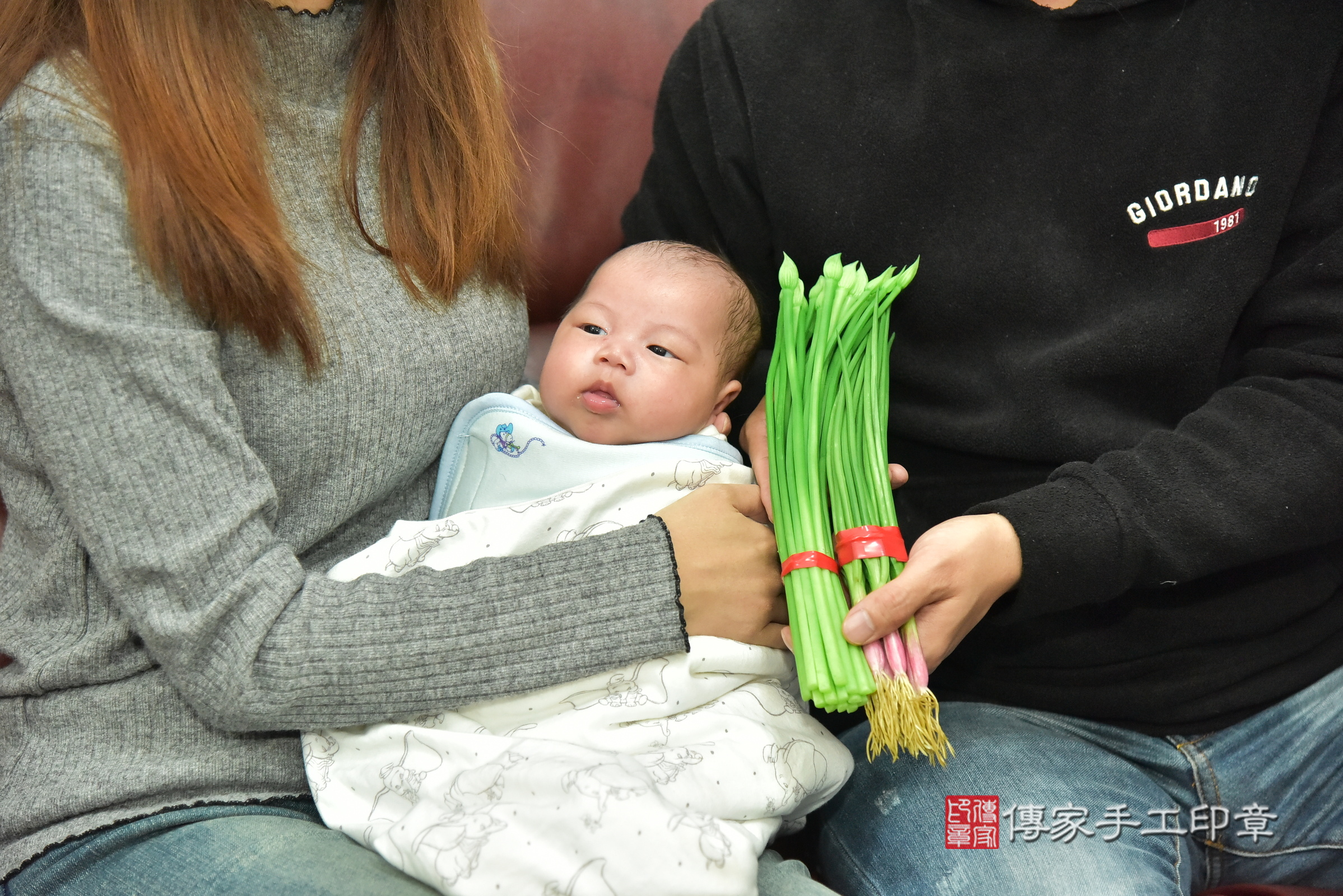 睿睿寶寶(新北市新莊區到府嬰兒睿睿寶寶滿月剃頭理髮、到府嬰兒剃胎毛儀式吉祥話)。到府剃頭剃胎毛主持、專業拍照、證書。★購買「臍帶章、肚臍章、胎毛筆刷印章」贈送：剃頭、收涎、抓周，三選一。2024.12.15，照片11