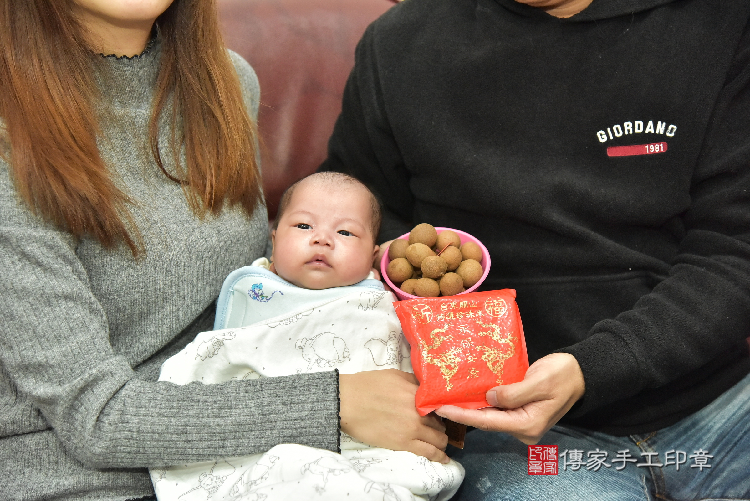 睿睿寶寶(新北市新莊區到府嬰兒睿睿寶寶滿月剃頭理髮、到府嬰兒剃胎毛儀式吉祥話)。到府剃頭剃胎毛主持、專業拍照、證書。★購買「臍帶章、肚臍章、胎毛筆刷印章」贈送：剃頭、收涎、抓周，三選一。2024.12.15，照片7