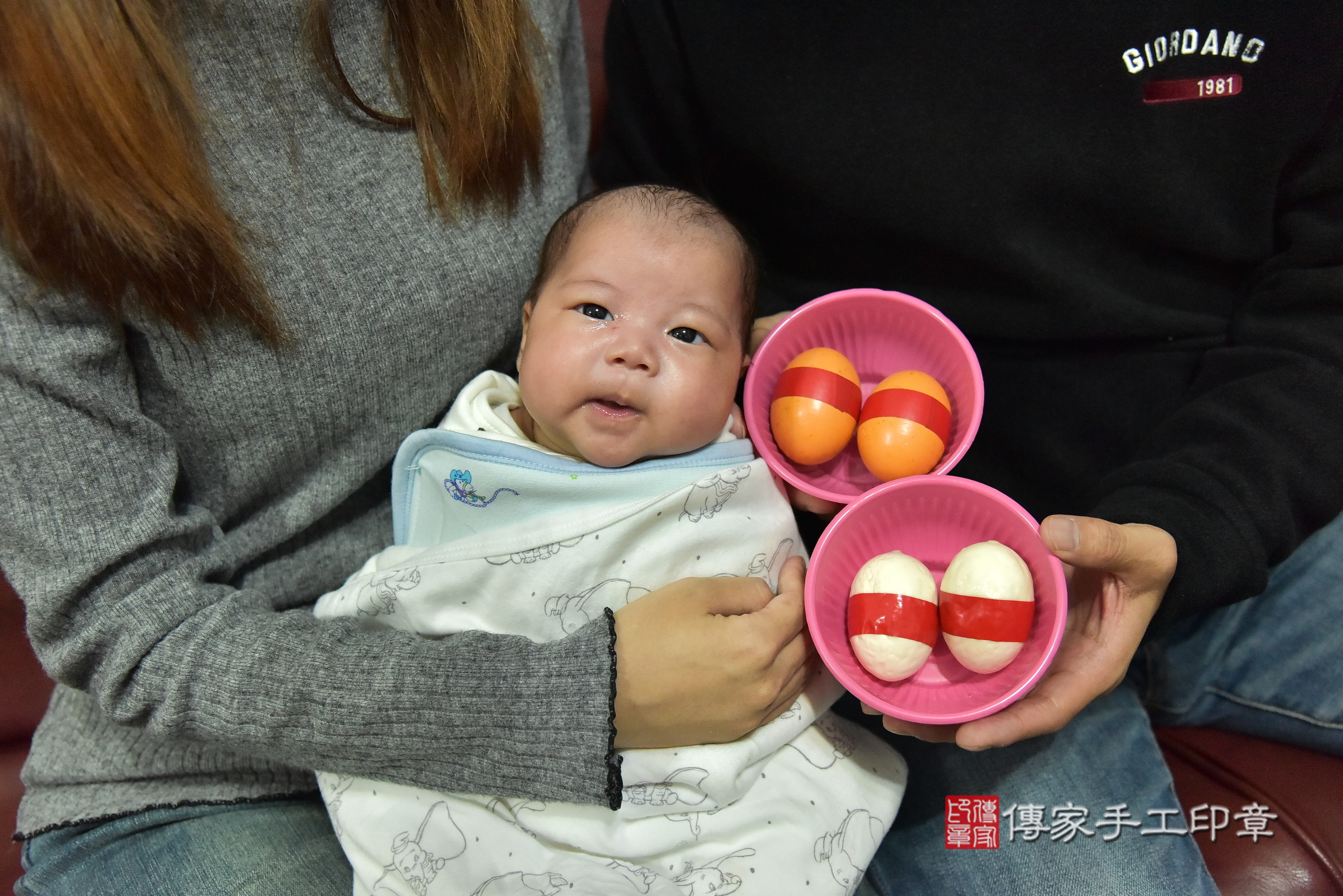 睿睿寶寶(新北市新莊區到府嬰兒睿睿寶寶滿月剃頭理髮、到府嬰兒剃胎毛儀式吉祥話)。到府剃頭剃胎毛主持、專業拍照、證書。★購買「臍帶章、肚臍章、胎毛筆刷印章」贈送：剃頭、收涎、抓周，三選一。2024.12.15，照片5