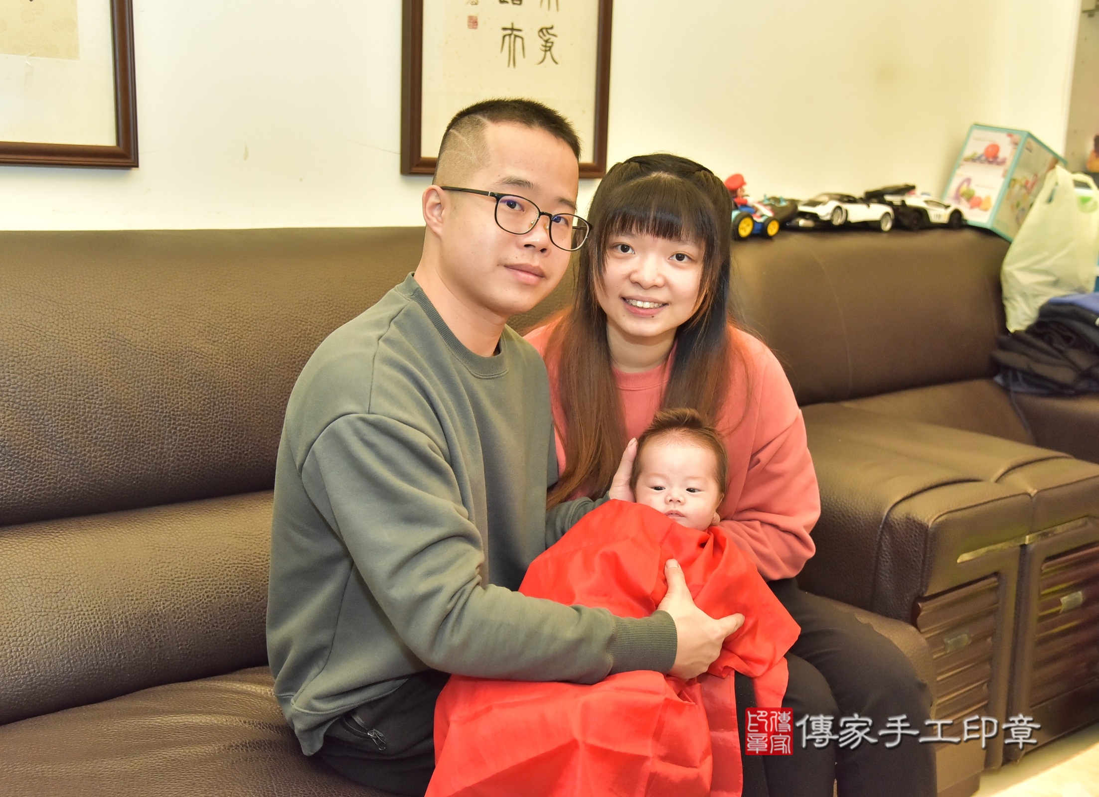 凱凱寶寶(桃園市八德區到府嬰兒凱凱寶寶滿月剃頭理髮、到府嬰兒剃胎毛儀式吉祥話)。到府剃頭剃胎毛主持、專業拍照、證書。★購買「臍帶章、肚臍章、胎毛筆刷印章」贈送：剃頭、收涎、抓周，三選一。2024.12.15，照片19