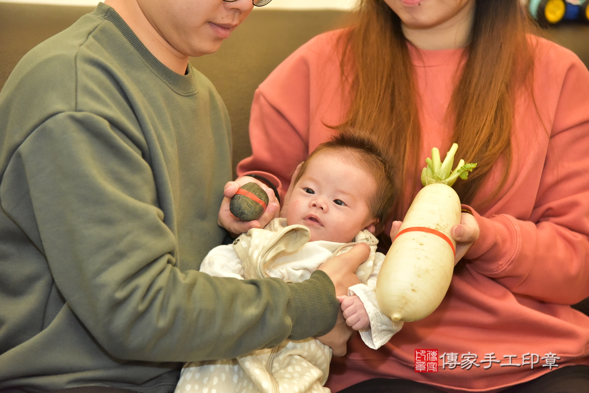 凱凱寶寶(桃園市八德區到府嬰兒凱凱寶寶滿月剃頭理髮、到府嬰兒剃胎毛儀式吉祥話)。到府剃頭剃胎毛主持、專業拍照、證書。★購買「臍帶章、肚臍章、胎毛筆刷印章」贈送：剃頭、收涎、抓周，三選一。2024.12.15，照片10