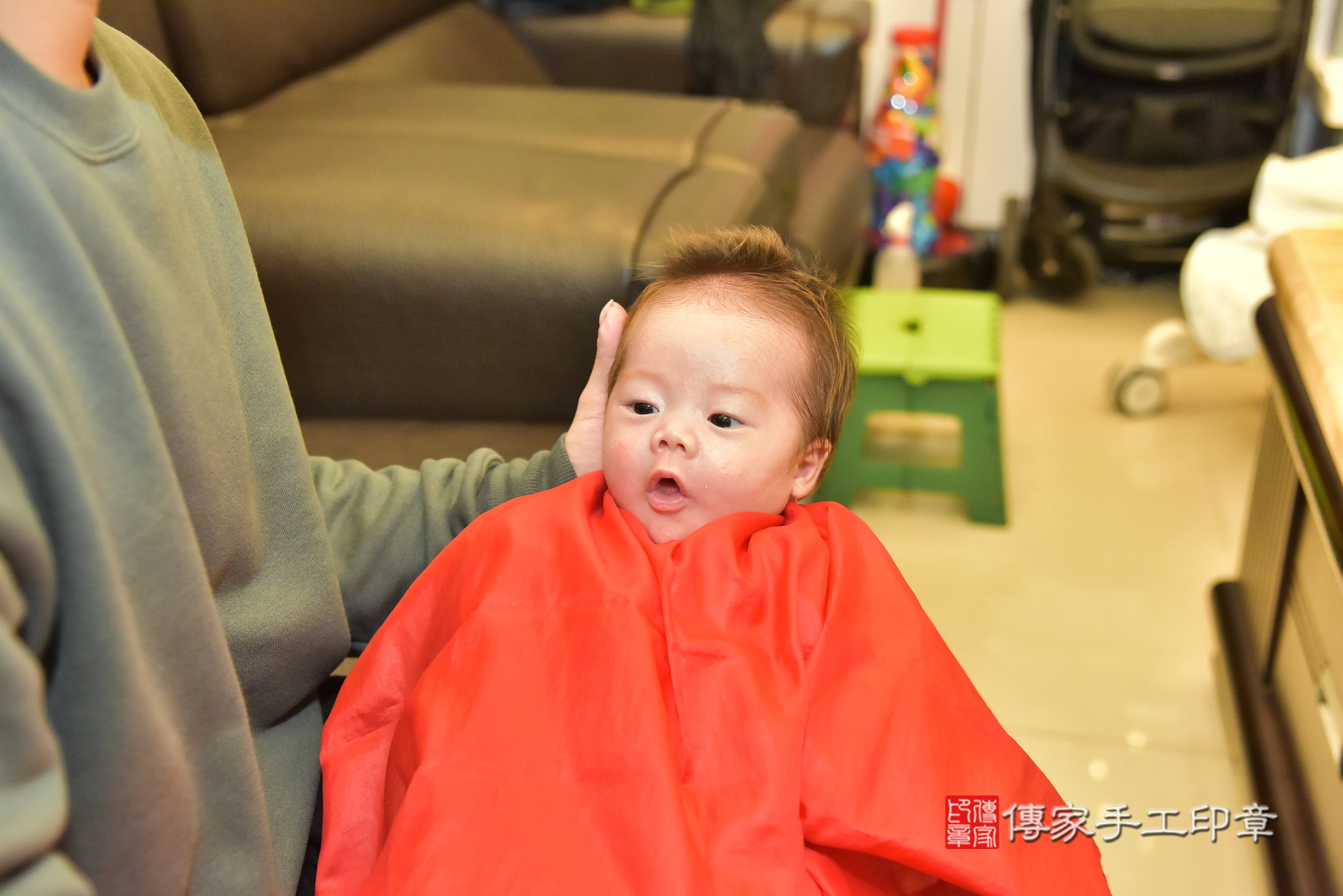 凱凱寶寶(桃園市八德區到府嬰兒凱凱寶寶滿月剃頭理髮、到府嬰兒剃胎毛儀式吉祥話)。到府剃頭剃胎毛主持、專業拍照、證書。★購買「臍帶章、肚臍章、胎毛筆刷印章」贈送：剃頭、收涎、抓周，三選一。2024.12.15，照片20