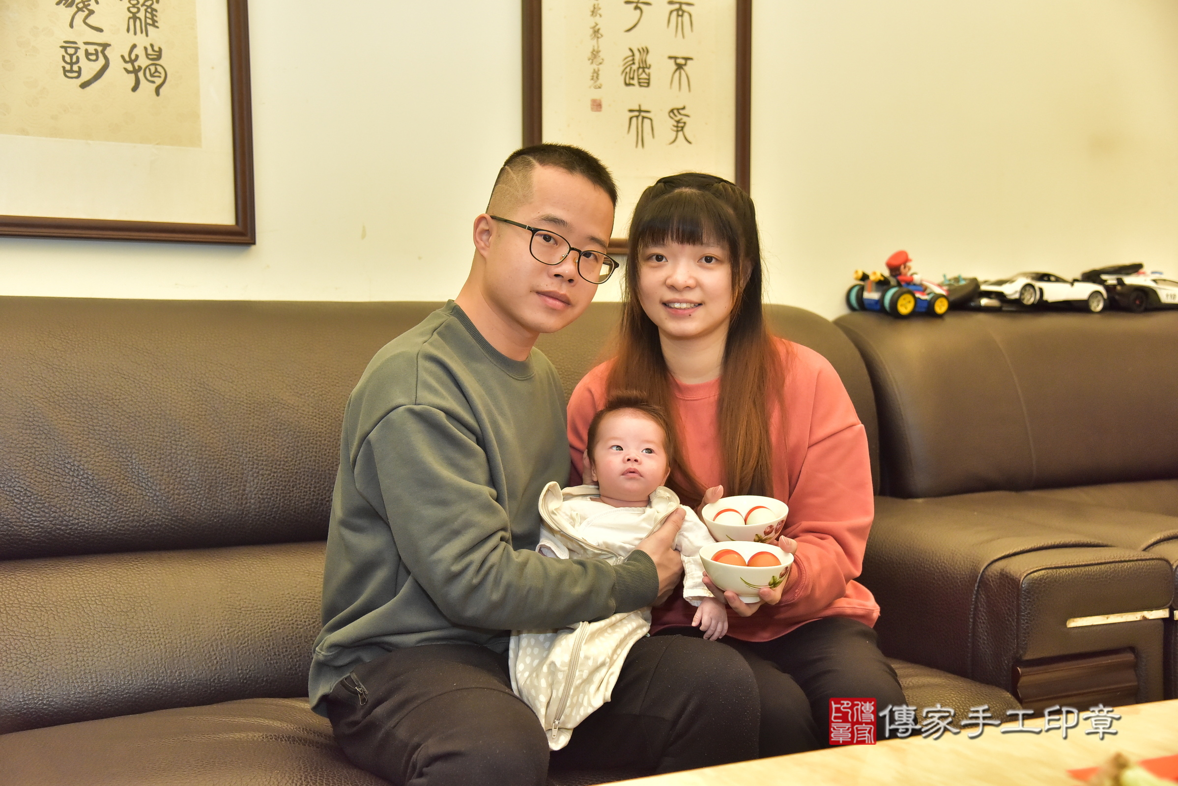 凱凱寶寶(桃園市八德區到府嬰兒凱凱寶寶滿月剃頭理髮、到府嬰兒剃胎毛儀式吉祥話)。到府剃頭剃胎毛主持、專業拍照、證書。★購買「臍帶章、肚臍章、胎毛筆刷印章」贈送：剃頭、收涎、抓周，三選一。2024.12.15，照片5