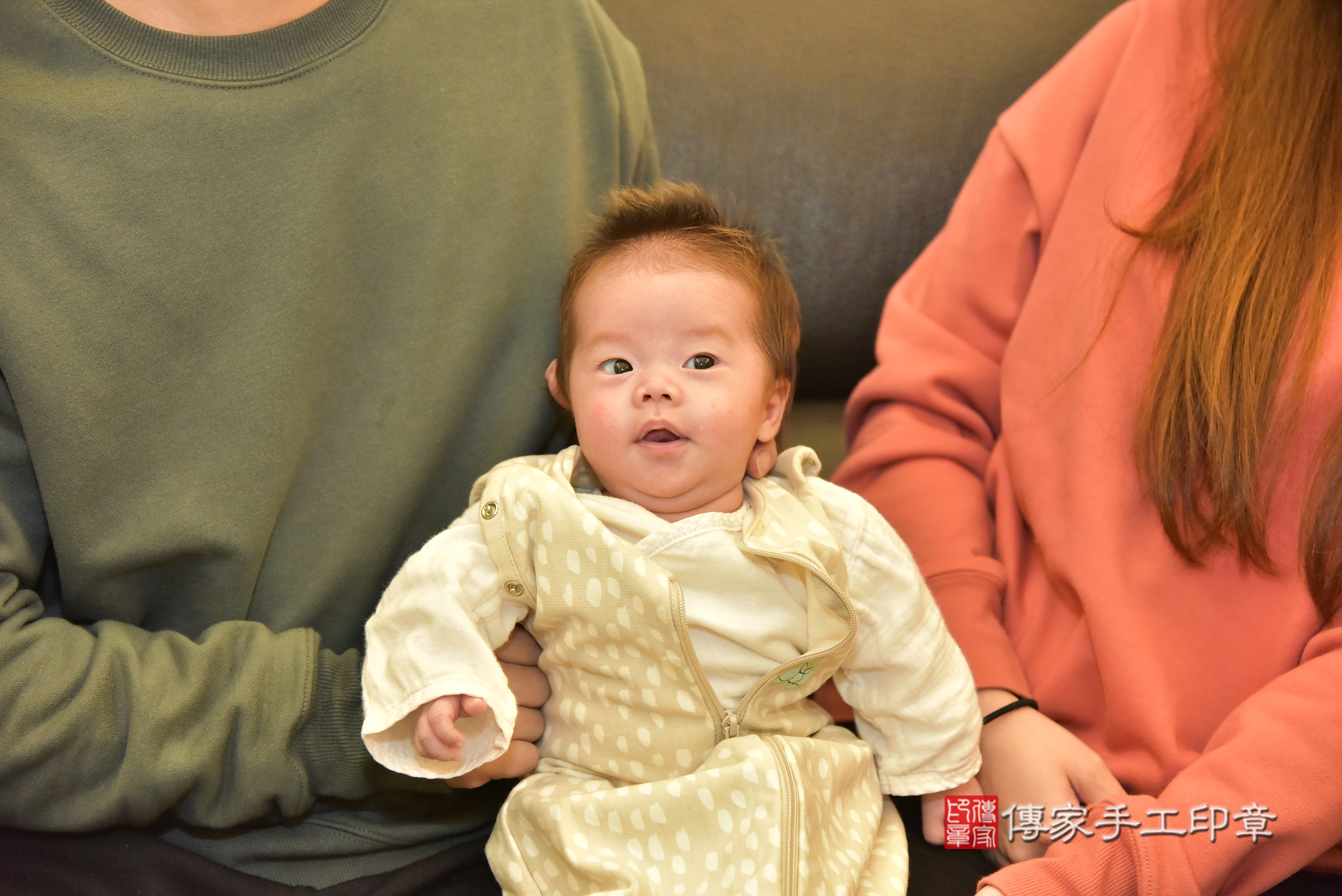 凱凱寶寶(桃園市八德區到府嬰兒凱凱寶寶滿月剃頭理髮、到府嬰兒剃胎毛儀式吉祥話)。到府剃頭剃胎毛主持、專業拍照、證書。★購買「臍帶章、肚臍章、胎毛筆刷印章」贈送：剃頭、收涎、抓周，三選一。2024.12.15，照片2